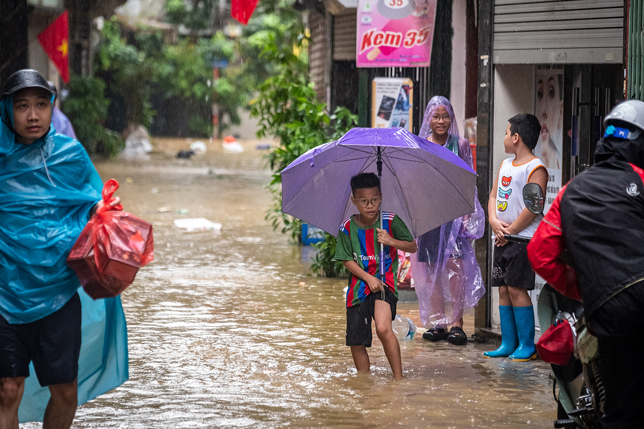 Nguyễn Đức Kiên, 9 tuổi, đang chơi gần nhà khi lũ ập về khu vực gần sông Hồng (Ảnh UNICEF)