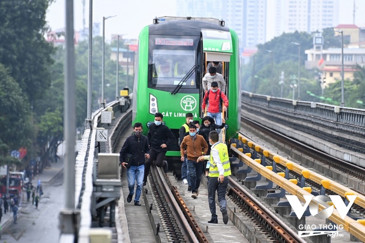 Các năm 2021, 2022, 2023, tuyến đường sắt Cát Linh-Hà Đông đều gặp các sự cố dừng hoặc khựng lại giữa đường, khiến hành khách nhốn nháo. Hành khách mong muốn có thông tin rõ ràng hơn về các sự cố.