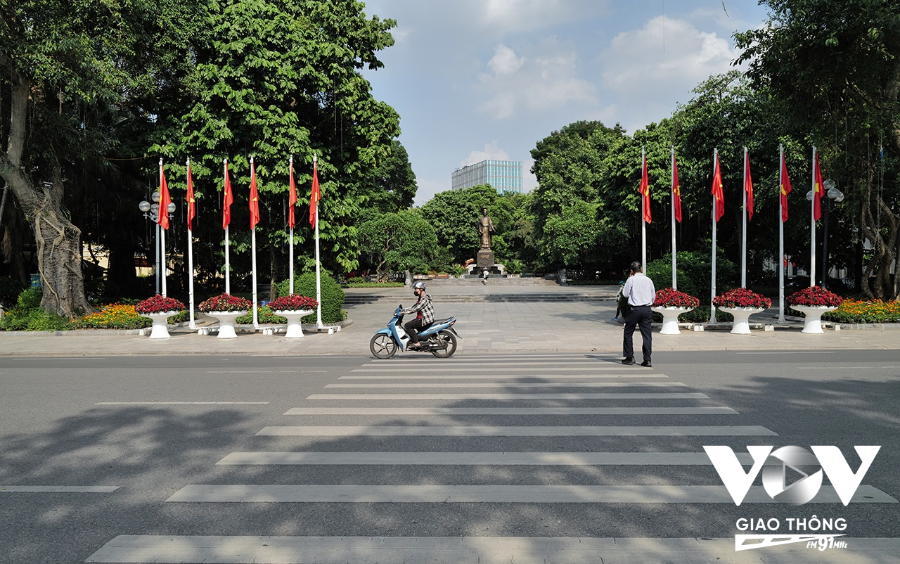 Cây đa cổ thụ hàng trăm tuổi trước tượng đài Lý Thái Tổ cách đây hơn 1 tháng vẫn tỏa bóng mát... (ảnh chụp tháng 8/2024)