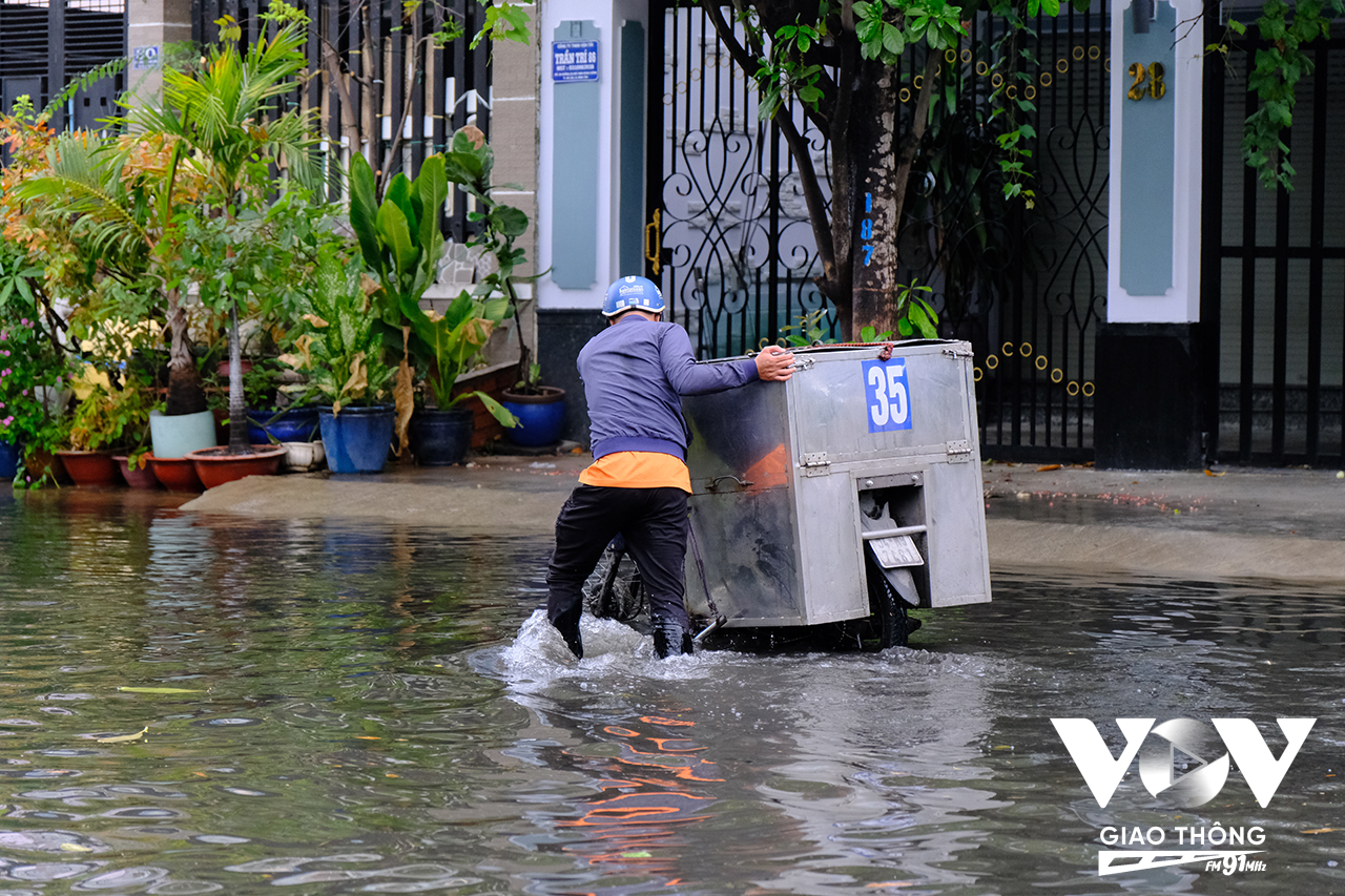 Người dân phải đối mặt với tình trạng ngập úng do mưa lớn và triều cường dâng cao.