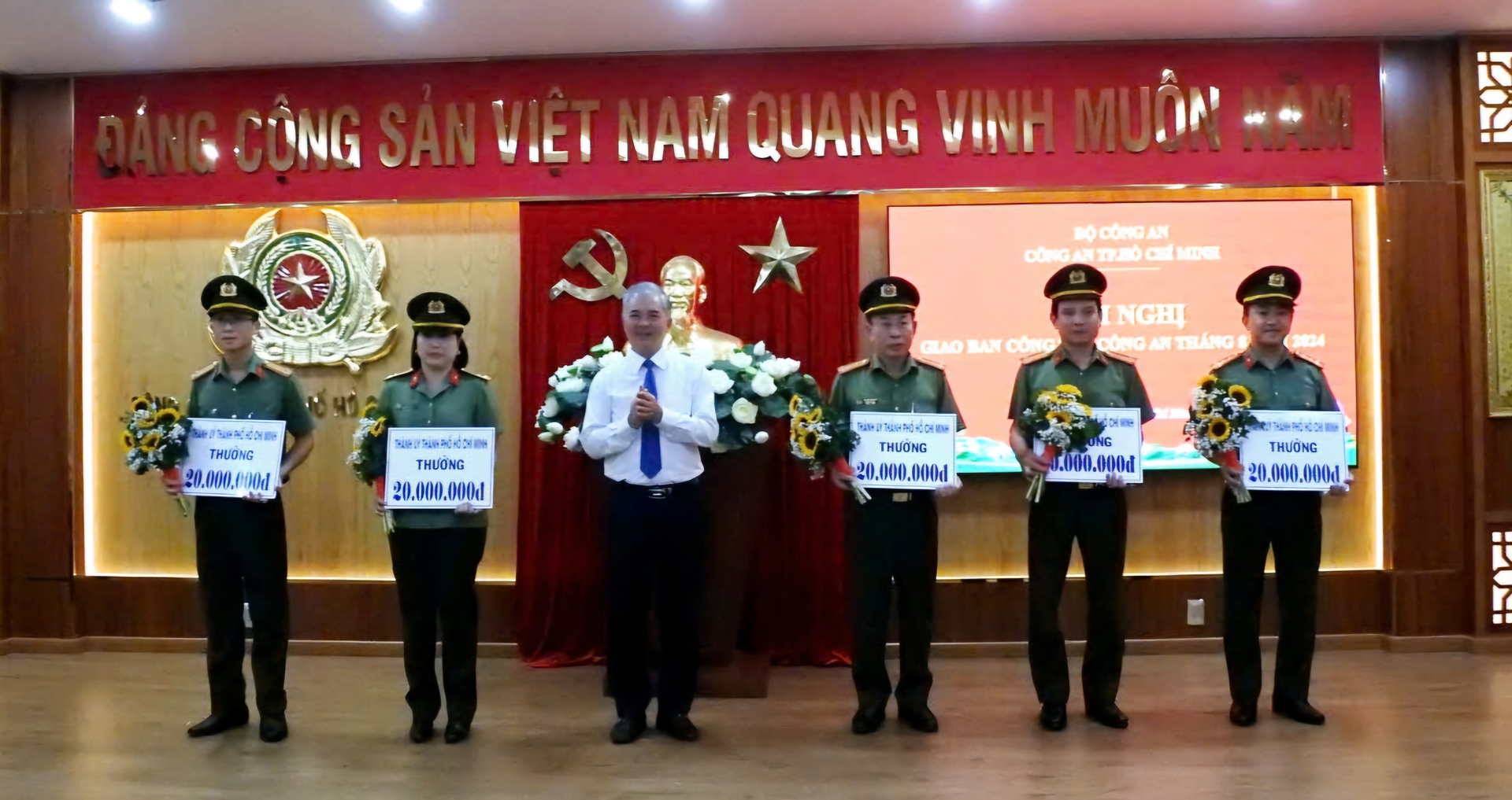 Đ/c Ngô Minh Châu - Trưởng Ban Nội chính Thành ủy trao khen thưởng đột xuất cho các đơn vị lập thành tích.