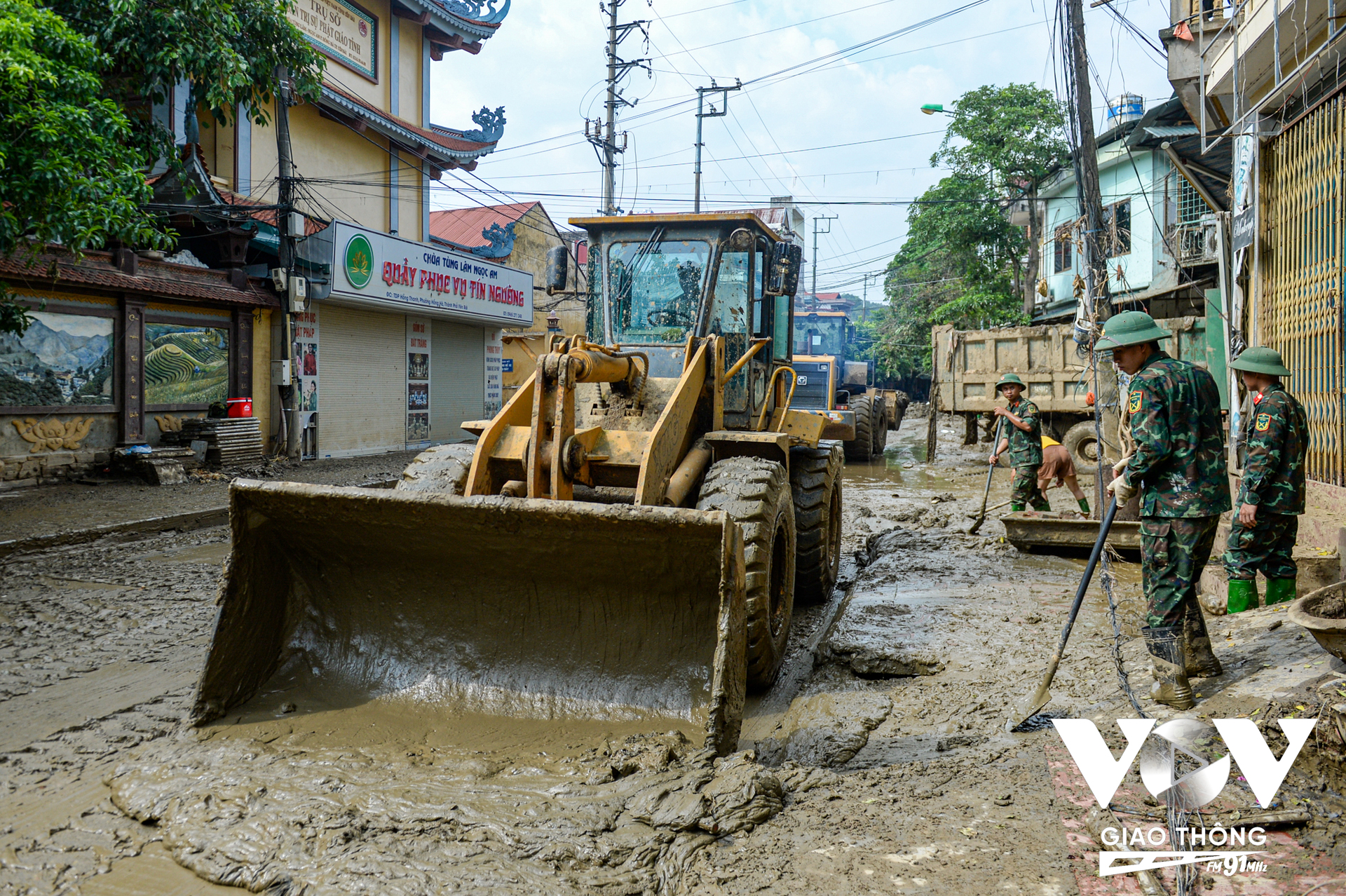 Đường Thanh Niên cũng là nơi được ưu tiên nhân lực, phương tiện, máy móc để hót dọn bùn đất để thông đường trong thời gian sớm nhất. Không chỉ có máy móc, các lực lượng công an, quân đội, dân quân tự vệ và các lực lượng khác cùng nhân dân sinh sống dọc theo tuyến đường cũng tích cực tham gia hót dọn bùn đất để người dân ở đây sớm khôi phục nhịp sống thường nhật.