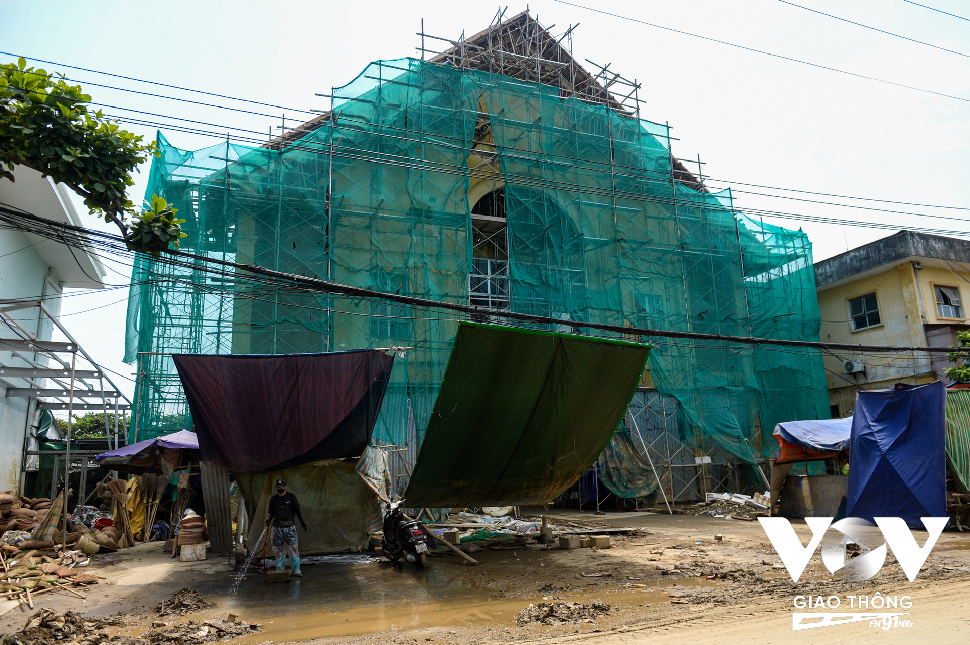 Tại Chợ Yên Bái hay còn gọi là Chợ Ga, thời điểm này các tiểu thương đang khắc phục hậu quả mưa lũ do hoàn lưu cơn bão số 3 gây ra.