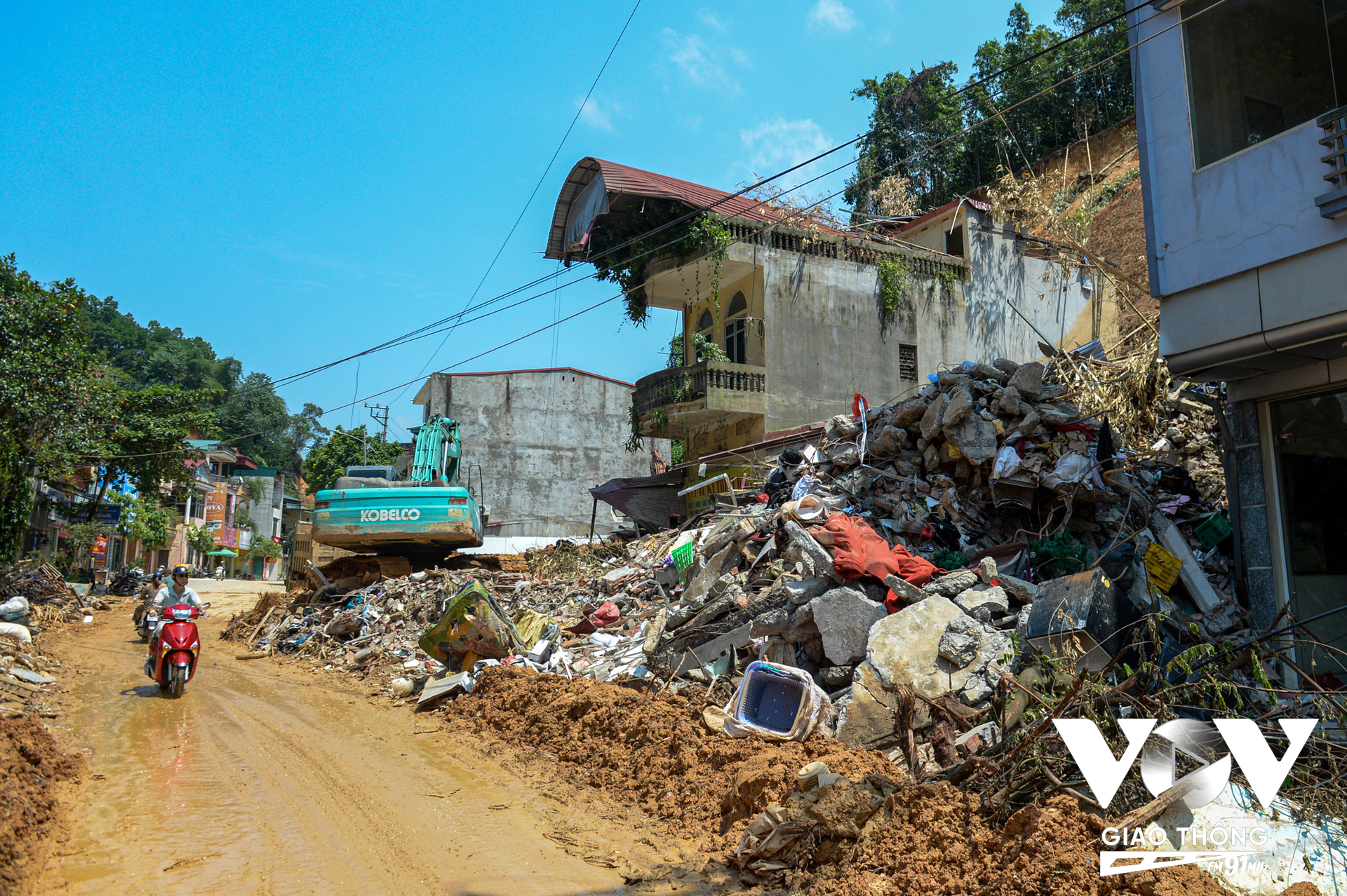 Những vụ sạt lở này không chỉ gây thiệt hại nghiêm trọng về tài sản mà còn làm gián đoạn giao thông, cản trở các hoạt động cứu hộ, cứu nạn trên địa bàn.