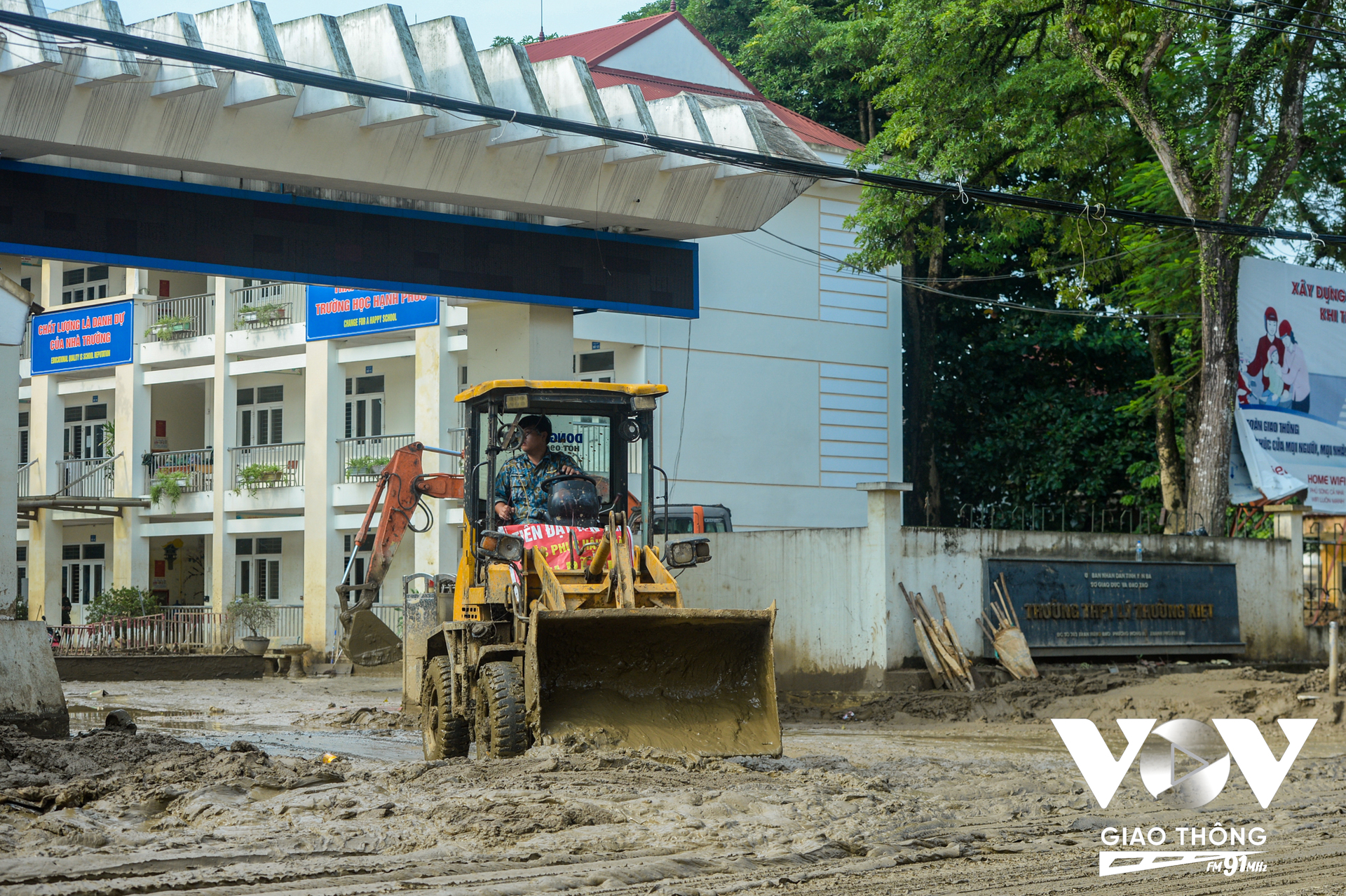 Là địa phương chịu ảnh hưởng nặng nề do bão số 3, Yên Bái đang nỗ lực khắc phục, đưa toàn bộ học sinh trở lại trường học. Tại trường THPT Lý Thường Kiệt, phường Hồng Hà, TP Yên Bái, máy móc được huy động để dọn bùn.