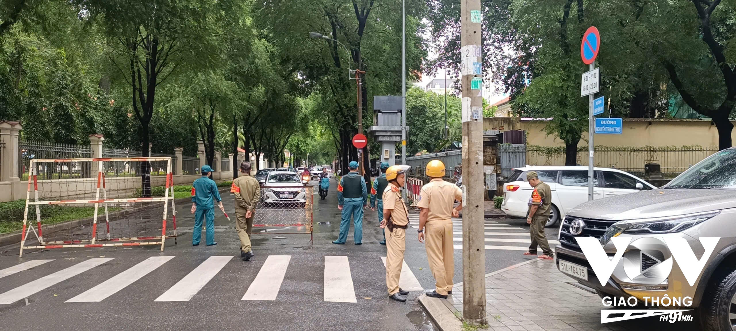 Một đoạn đường Nguyễn Du cũng tạm thời được phỏng tỏa để phục vụ công tác xử lý hiện trường.