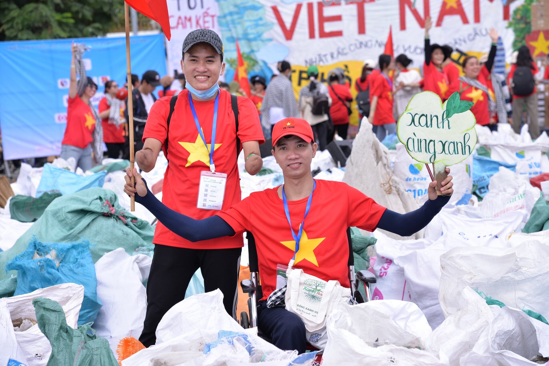 Nguyễn Ngọc Nhứt (bên trái) luôn tích cực tham gia các hoạt động xã hội. Nguồn ảnh: Nhân vật cung cấp