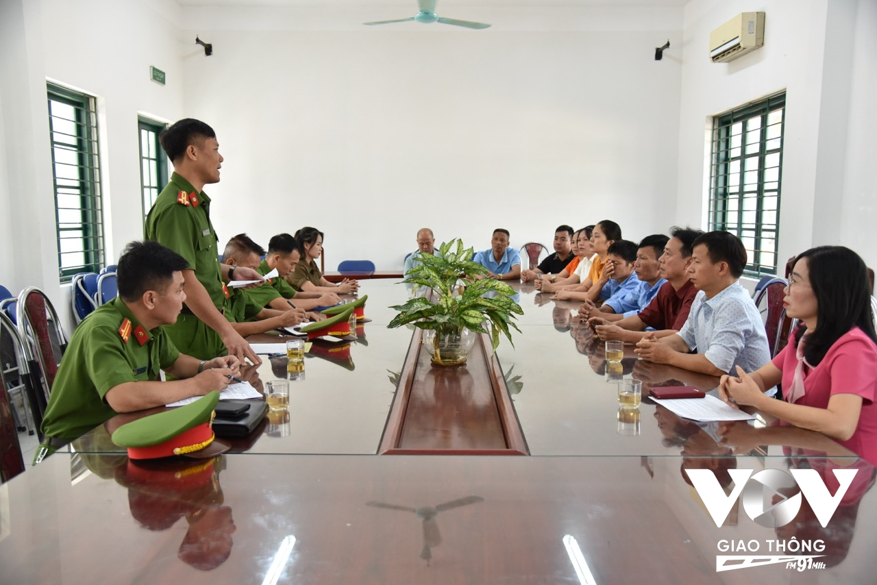 Đội Cảnh sát PCCC&CNCH Công an huyện Sóc Sơn trong buổi làm việc với Ban giám hiệu trường THCS Thị trấn Sóc Sơn