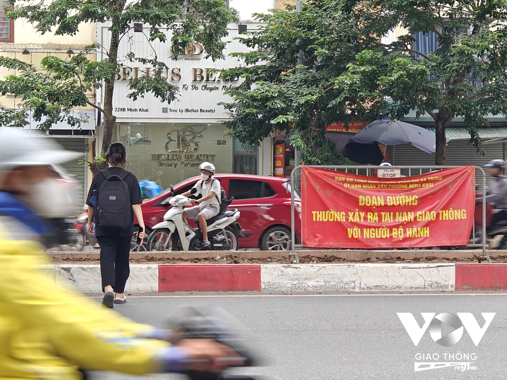 Tại vành đai 3 dưới thấp đường Minh Khai, đã xảy ra nhiều vụ tai nạn chết người, buộc chính quyền sở tại phải đặt biển cảnh báo.