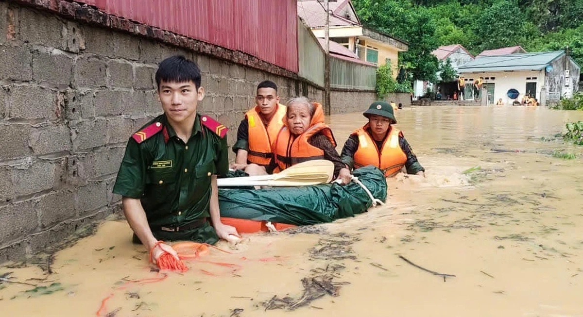 Công an huyện Hữu Lũng và Tiểu đoàn 7, Trung đoàn 141 hỗ trợ người dân, trong đó có nhiều người cao tuổi khỏi vùng ngập lụt tại xã Hòa Lạc, huyện Hữu Lũng, Lạng Sơn. Ảnh: Công an Lạng Sơn