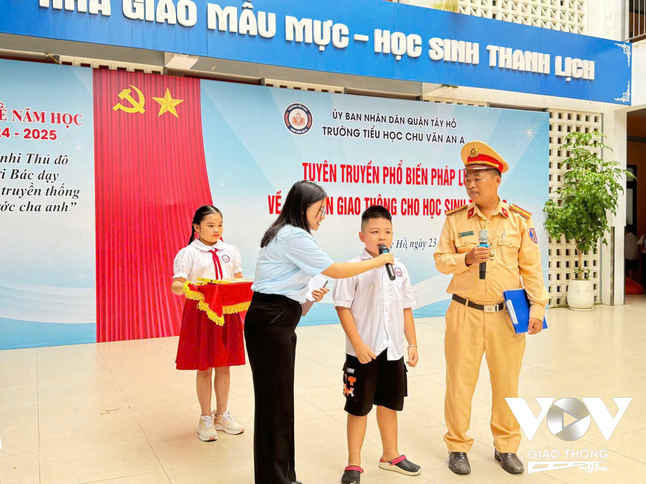 Một buổi tuyên truyền, phổ biến pháp luật về an toàn giao thông cho học sinh tại trường tiểu học Chu Văn An A, Q.Tây Hồ