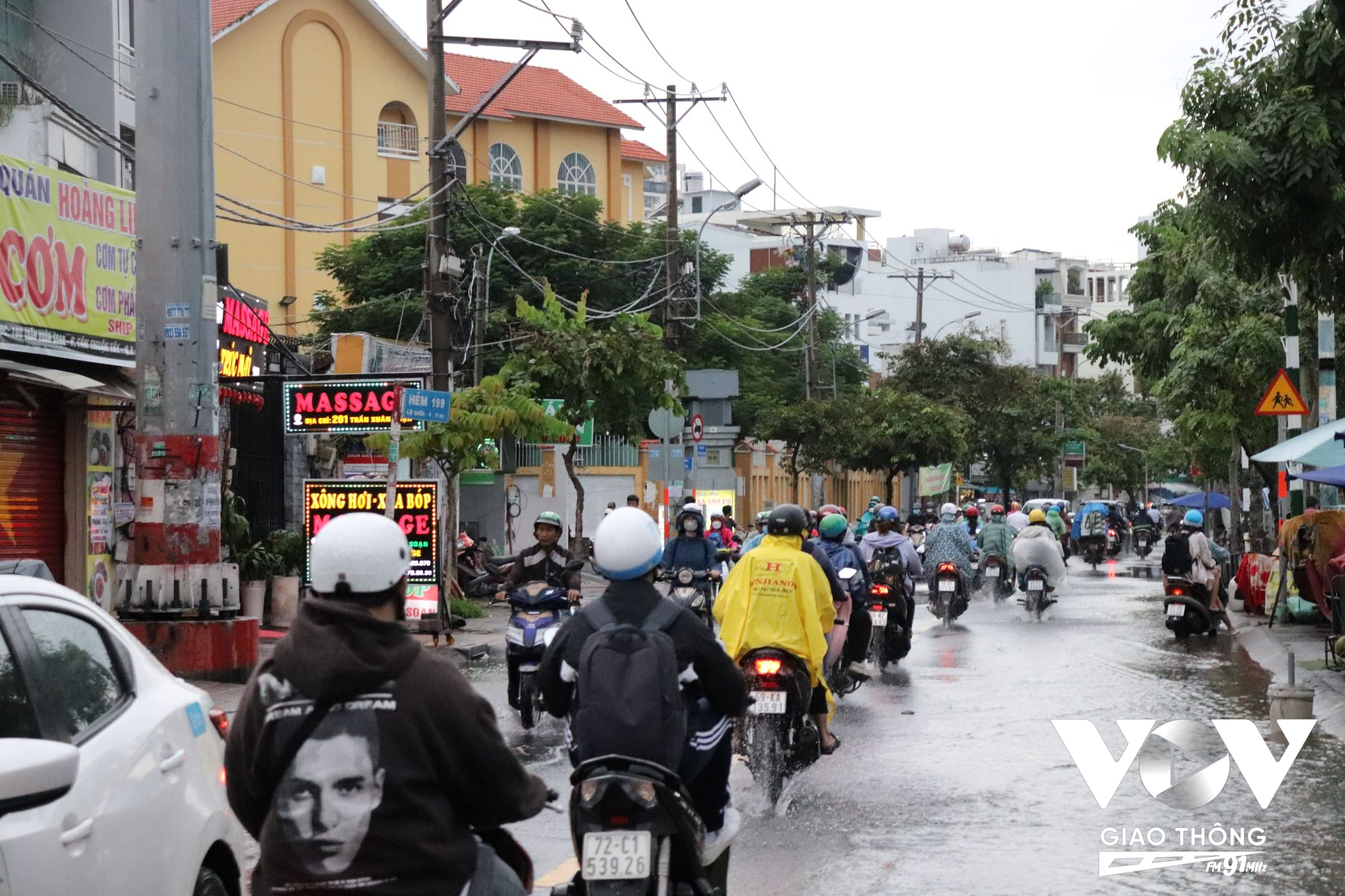 Nhiều người không còn cách nào khác khi chịu cảnh lội nước khi đi làm ở khu chế xuất Tân Thuận phải qua điểm ngập vì triều dâng cao.