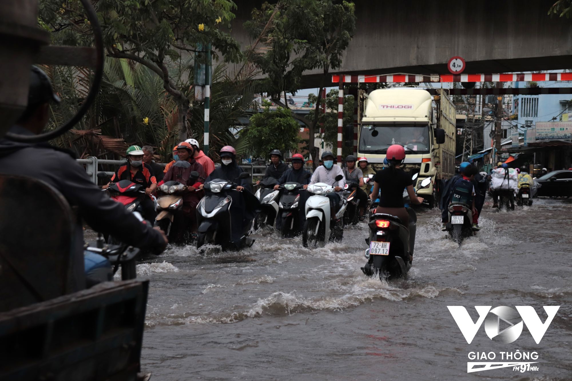 Chuyên gia khuyến cáo sắp tới vừa có triều cường kèm mưa giông thậm chí bão kết hợp sẽ rất nguy hiểm, yêu cầu người tham gia giao thông hạn chế ra đường các ngày đầu tháng và rằm để tránh những thiệt hại.