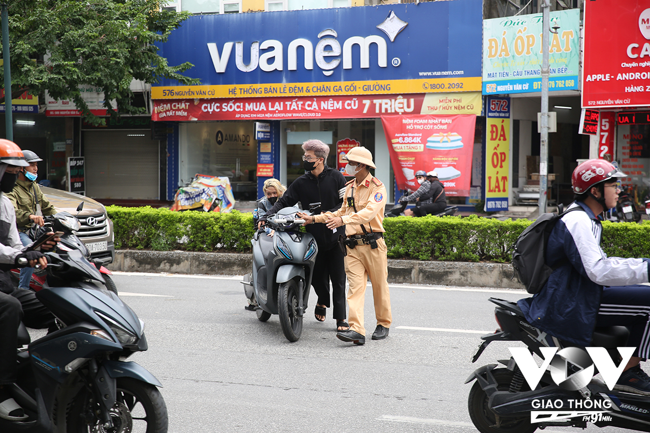 Chỉ ít phút kiểm tra, lực lượng CSGT đã phát hiện và xử lý hàng loạt học sinh vi phạm luật giao thông đường bộ.