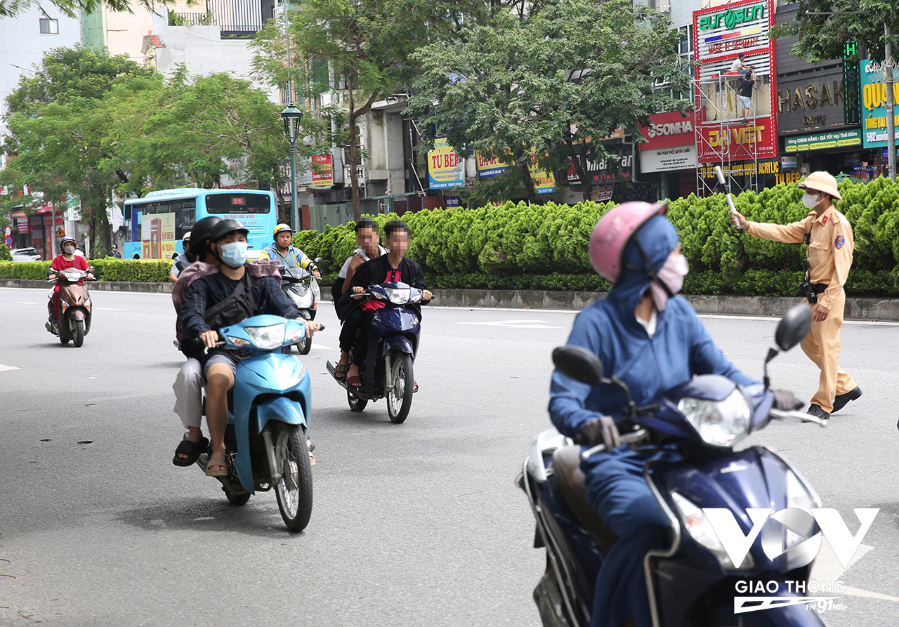 Để đảm bảo an toàn cho người điều khiển và các phương tiện xung quanh, đối với các trường hợp cố tình không chấp hành theo hiệu lệnh, CSGT sẽ ghi lại BKS, trích xuất hình ảnh để làm căn cứ phạt nguội.