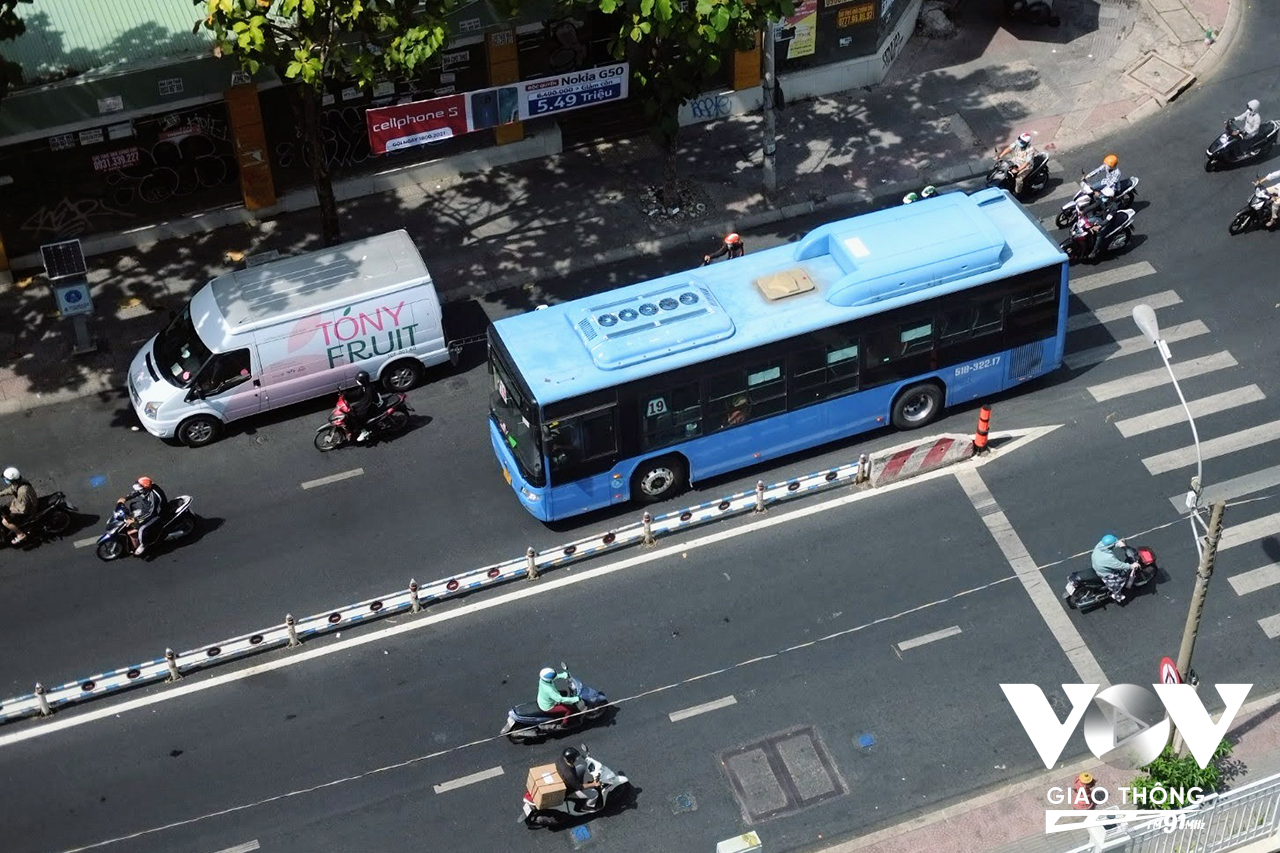 Các xe buýt 'quá khổ' khi di chuyển trên các cung đường nhỏ hẹp