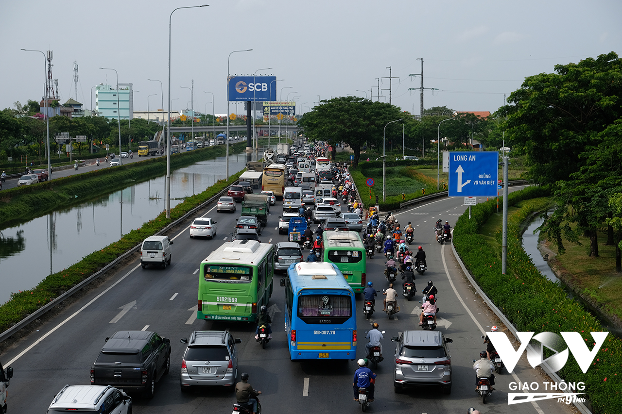 Xe buýt chuyển xen lẫn giữa các xe máy tìm ẩn nhiều rủi ro (ảnh minh hoạ)