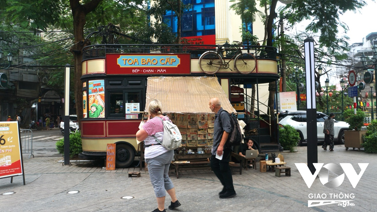 Khách nước ngoài hiếu kỳ về không gian trưng bày toa tàu bao cấp