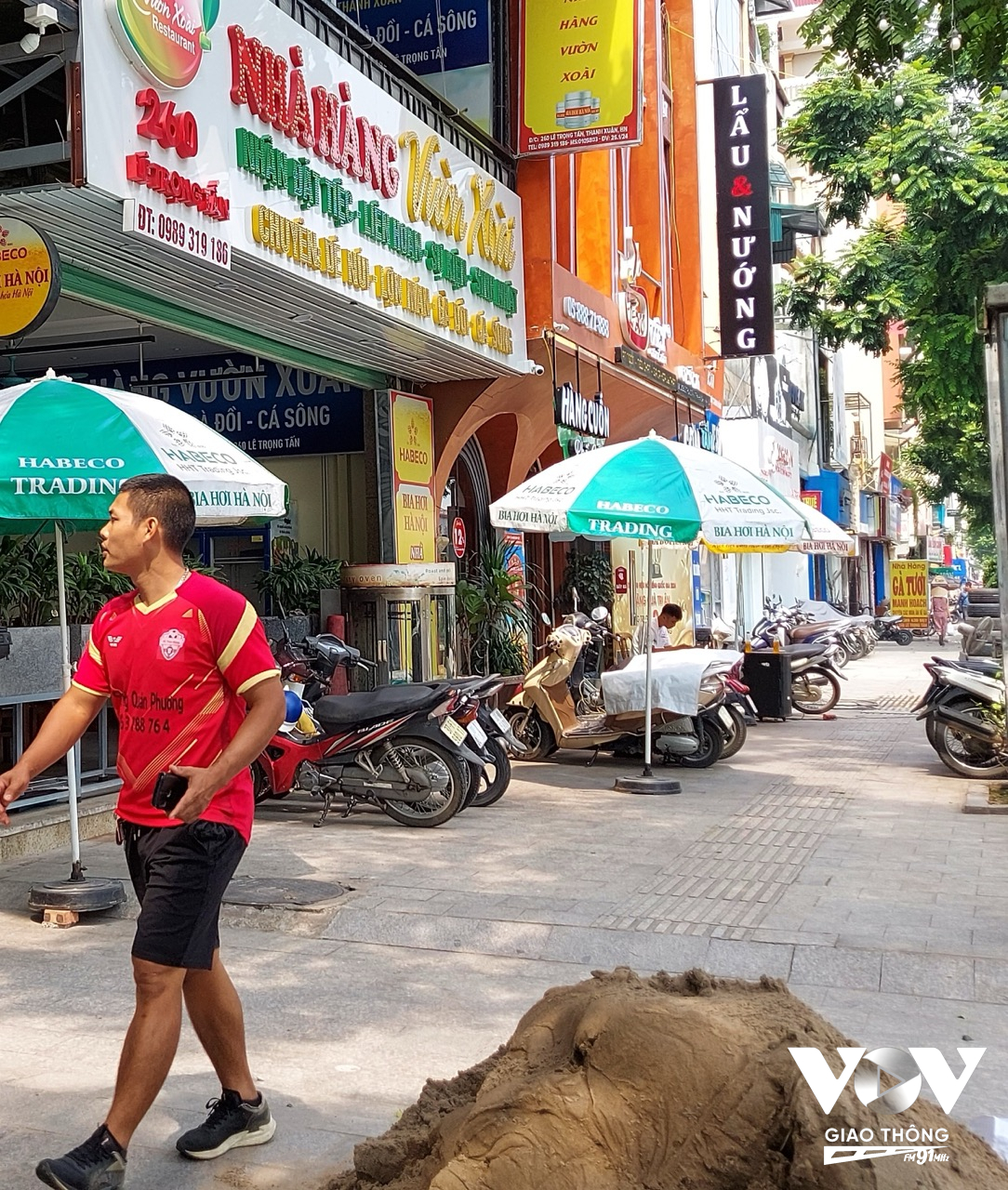 Biển nhà hàng ăn uống thường trang trí bắt mắt hơn và gây ấn tượng bằng mọi cách