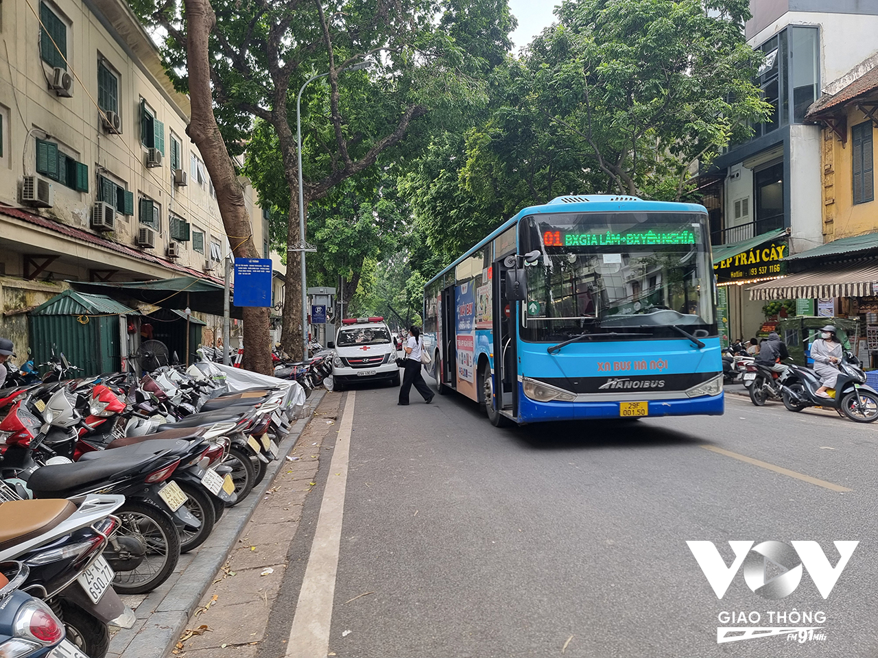 Điểm trông giữ xe này nhận trông xe chiếm luôn điểm đón trả xe bus.