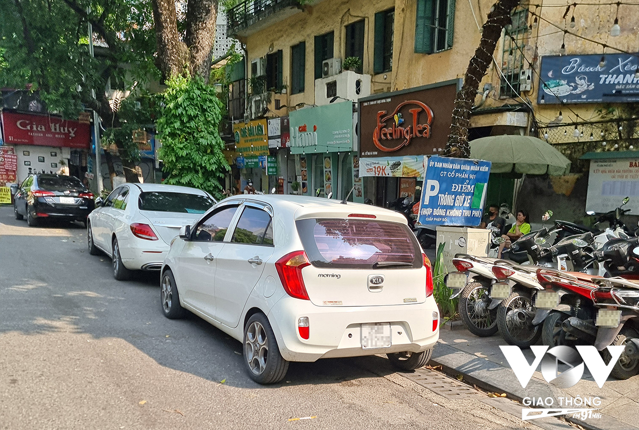 “Bãi xe lậu” số 55 Hai Bà Trưng. Trên biển thể hiện rõ đơn vị quản lý là công ty cổ phần 901 chỉ được trông giữ xe máy. Thế nhưng nhân viên của công ty này vẫn đứng ra thu tiền trông xe ô tô… và tất nhiên không hề có vé theo quy định. Và liệu tấm biển trông giữ xe của công ty cổ phần 901 có đúng với quy định?