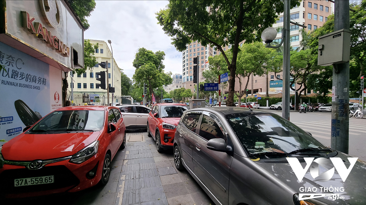 Một bãi trông giữ xe lậu trên vỉa hè phố Quán Sứ - Hai Bà Trưng (Hà Nội). Mặc dù chính phóng viên đã gửi ảnh và phản ánh về bãi xe lậu này đến app iHanoi. Thế nhưng chỉ 1 vài ngày sau, bãi xe này lại tiếp tục hoạt động.