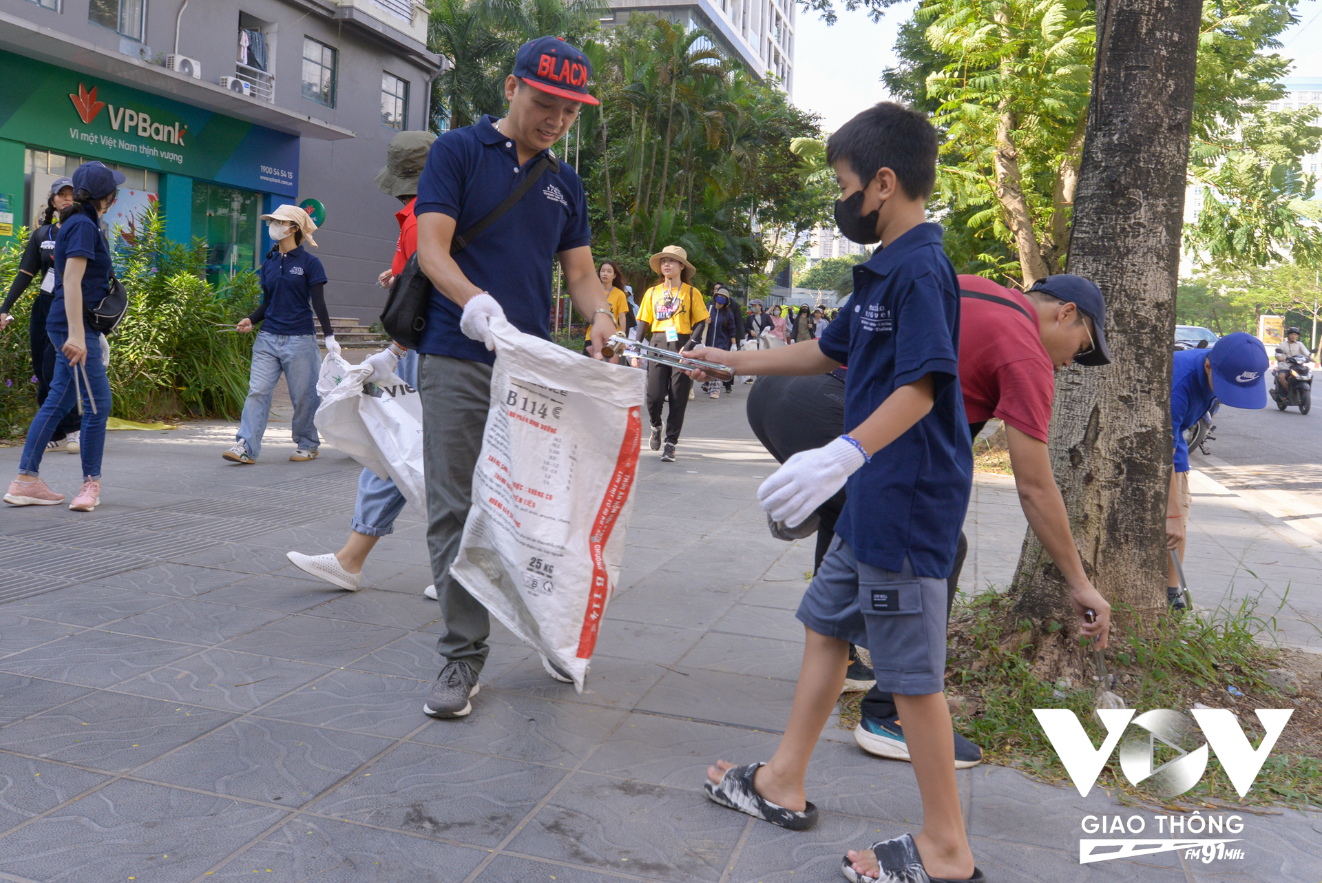 Để đảm bảo an toàn cho việc dọn rác, ban tổ chức chuẩn bị găng tay, kẹp rác, bao tải,…. Cùng với đó tổ chức buổi tập huấn để nhận biết, phân loại các loại rác thải.