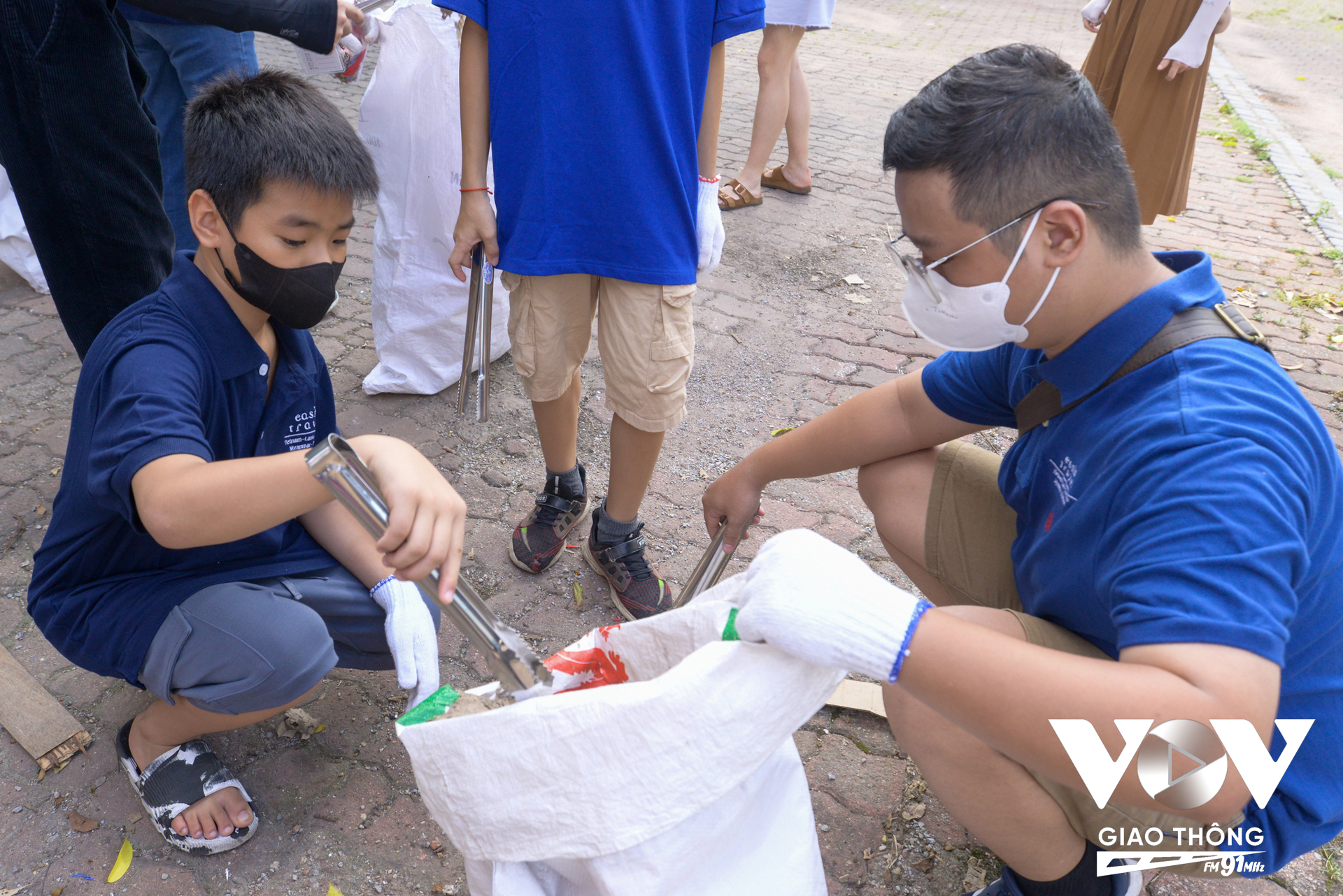 Em Ngô Bảo Sơn, lớp 4, trường tiểu học Trưng Trắc, quận Hai Bà Trưng (Hà Nội) cho biết, tham gia ngày hội em rất vui vì đã góp phần nhỏ bé vào việc dọn rác. Qua hoạt động này, mọi người hãy bảo vệ môi trường và trồng cây xanh.