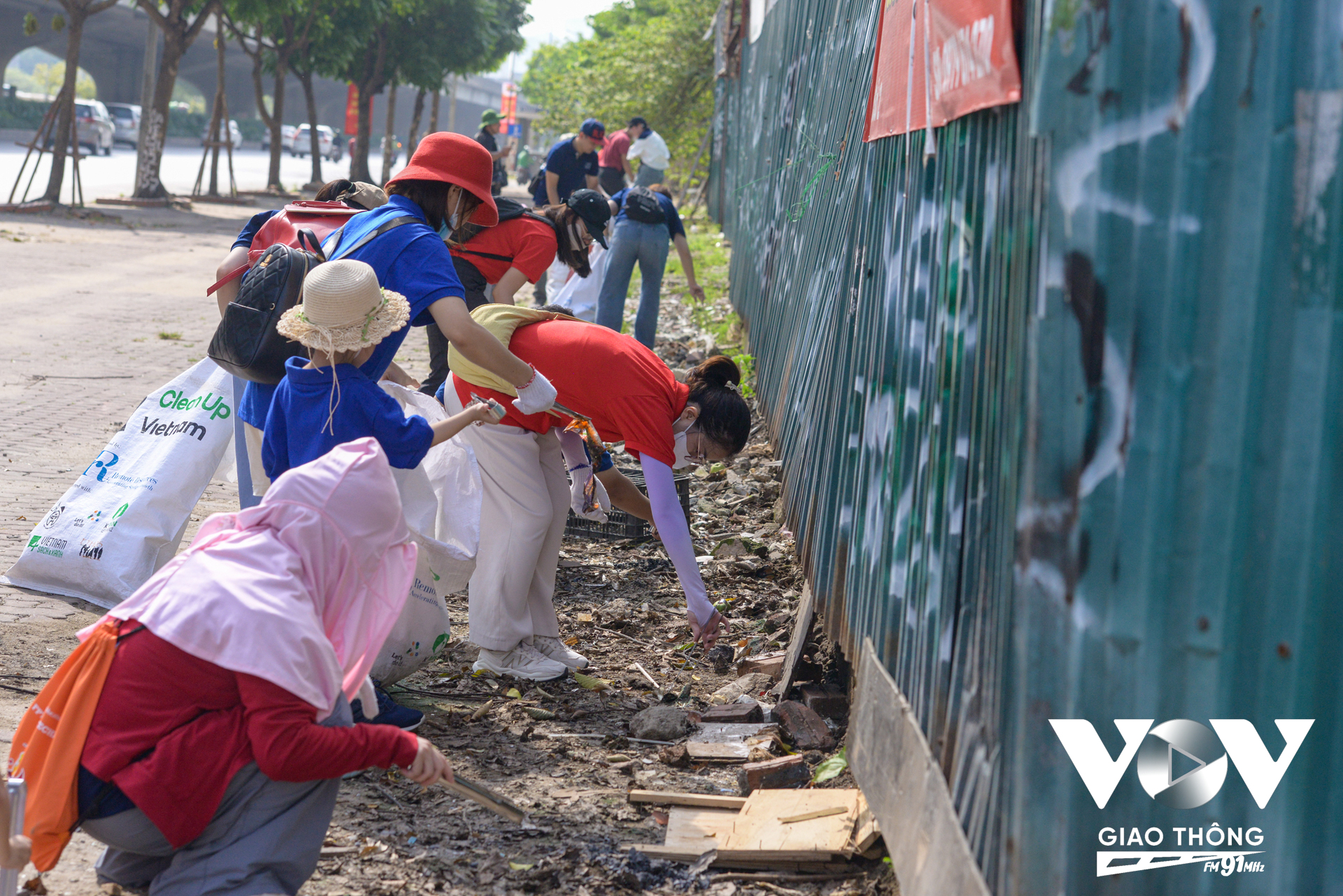 Được thành lập vào tháng 06/2018, thông qua hoạt động chính là cleanup (dọn rác), Let’s Do It! Hanoi đặt mục tiêu là nâng cao ý thức của người dân về tình hình môi trường hiện nay, đặc biệt là vấn đề rác thải nhựa và xả rác bừa bãi ra ngoài môi trường, và hướng mọi người hạn chế việc gia tăng rác thải ra ngoài môi trường bằng các hành động cụ thể như hạn chế sử dụng đồ nhựa một lần, vứt rác đúng nơi quy định, phân loại rác đúng cách và thực hiện tái chế, tái sử dụng ngay tại nhà.