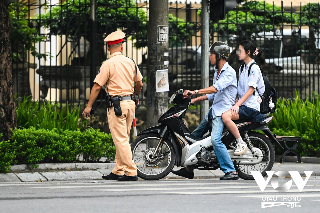 Nhiều phụ huynh không đội mũ con, em khi tham gia giao thông bị lực lượng CSGT kiên quyết xử lý.