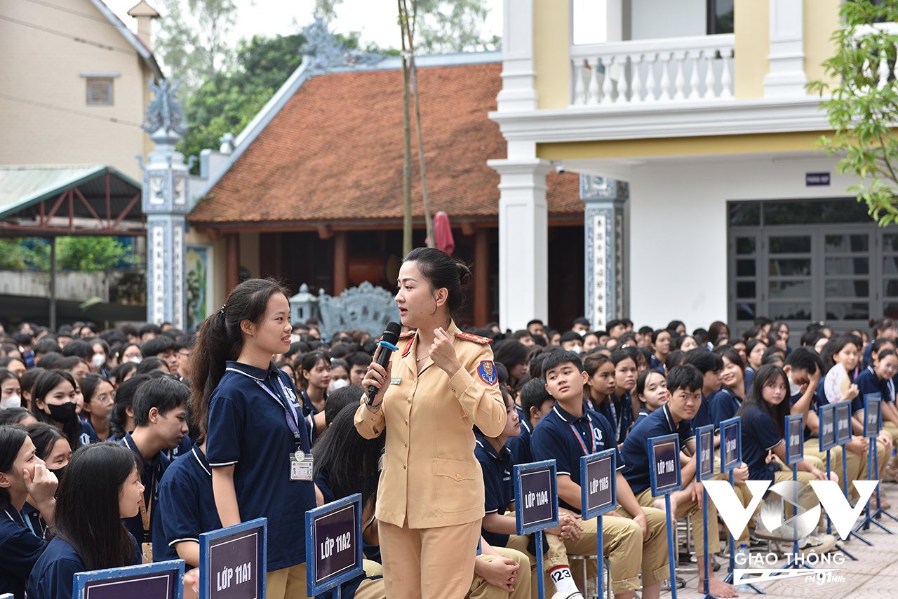 Cùng với tuyên truyền, lực lượng CSGT cũng lồng ghép những câu hỏi, tình huống để các em học sinh tìm câu trả lời. Đây là các tình huống gần gũi mà các em học sinh có thể gặp phải khi tham gia giao thông hàng ngày.