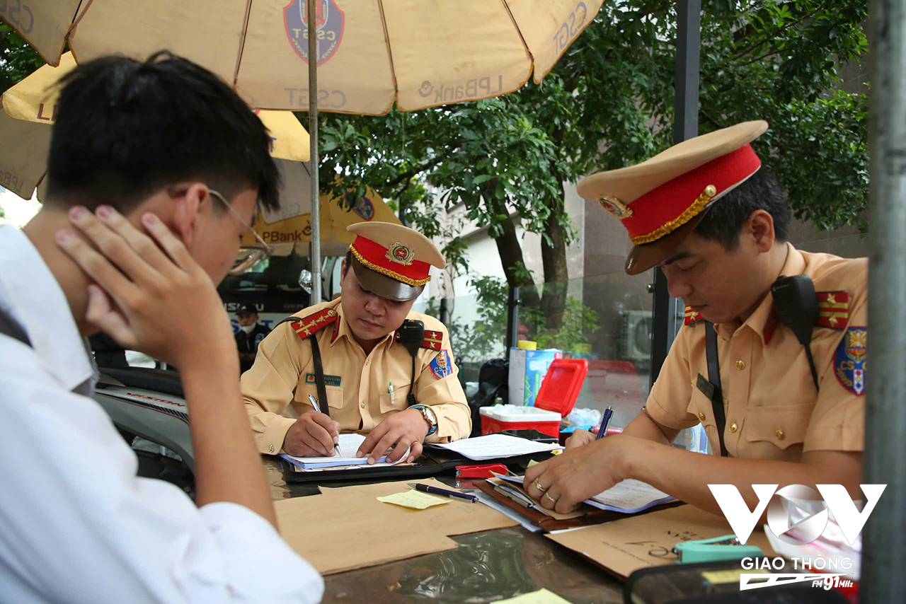 Theo Trung tá Nguyễn Thanh Hải, Tổ trưởng Tổ công tác đặc biệt số 1 (Phòng CSGT, Công an TP. Hà Nội), bên cạnh việc xử lý nghiêm các trường hợp vi phạm thì lực lượng CSGT còn tuyên truyền, vận động học sinh, phụ huynh... không tái phạm. Ngoài việc xử lý nghiêm học sinh, CSGT còn mời phụ huynh, người giám hộ của các em lên trụ sở để xử phạt về hành vi giao xe cho người chưa đủ tuổi điều khiển.