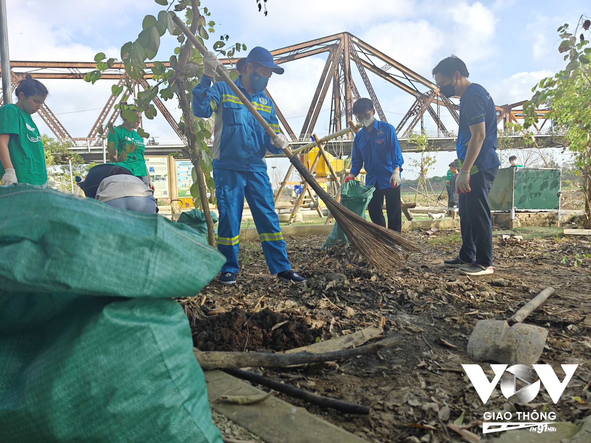 Các tình nguyện viên Keep Vietnam Clean phối hợp với chính quyền địa phương và công ty môi trường đô thị tiến hành chung tay dọn sạch khu vực.