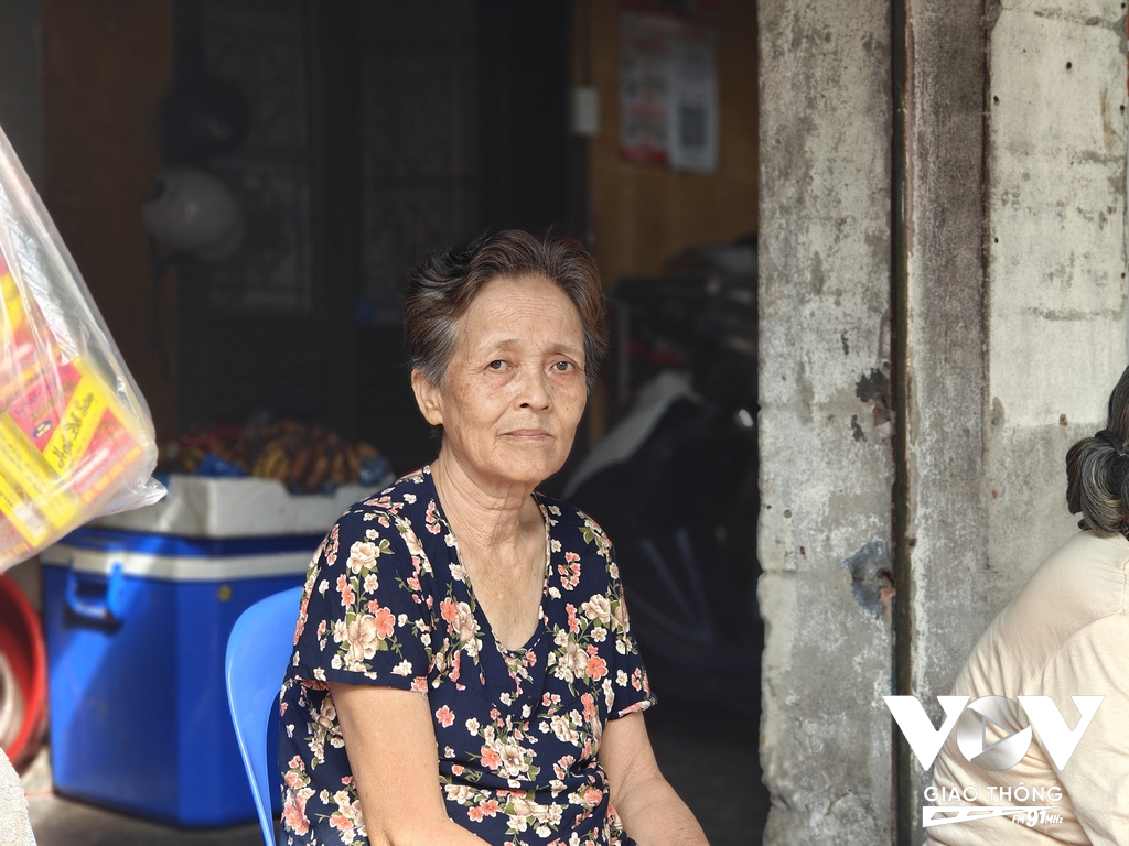 Theo bà Dương Thị Thi, đường 'liên thôn' này thực chất là một con ngõ, nhưng tấp nập xe tải đi lại cả vào giờ cao điểm. Cần đặt biển hạn chế để tránh tắc đường, tai nạn.