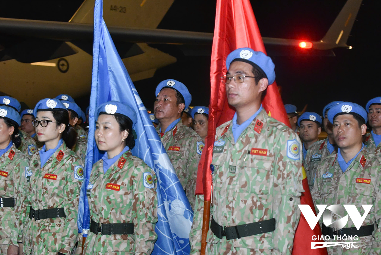 Những sứ giả hòa bình đã trở về an toàn sau khi đến nơi mà súng nhiều hơn gạo, vai bé chăn bò lủng lẳng súng AK