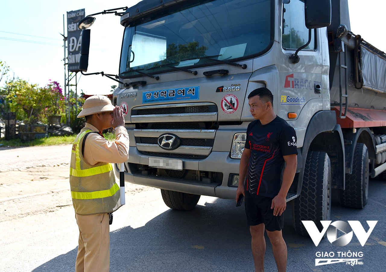 Chỉ ít phút triển khai, tổ công tác đã phát hiện hàng loạt xe tải trọng lớn không che chắn, làm rơi vãi cát ra đường.