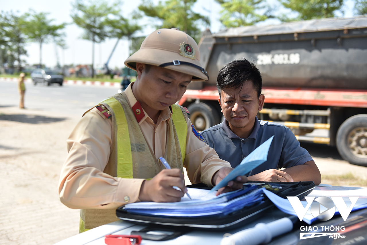 Trong hơn 1 giờ đồng hồ tuần tra kiểm soát kết hợp mật phục, tổ công tác của đội CSGT đường bộ số 15 đã xử lý 5 trường hợp xe tải vật liệu xây dựng làm rơi vãi ra đường.