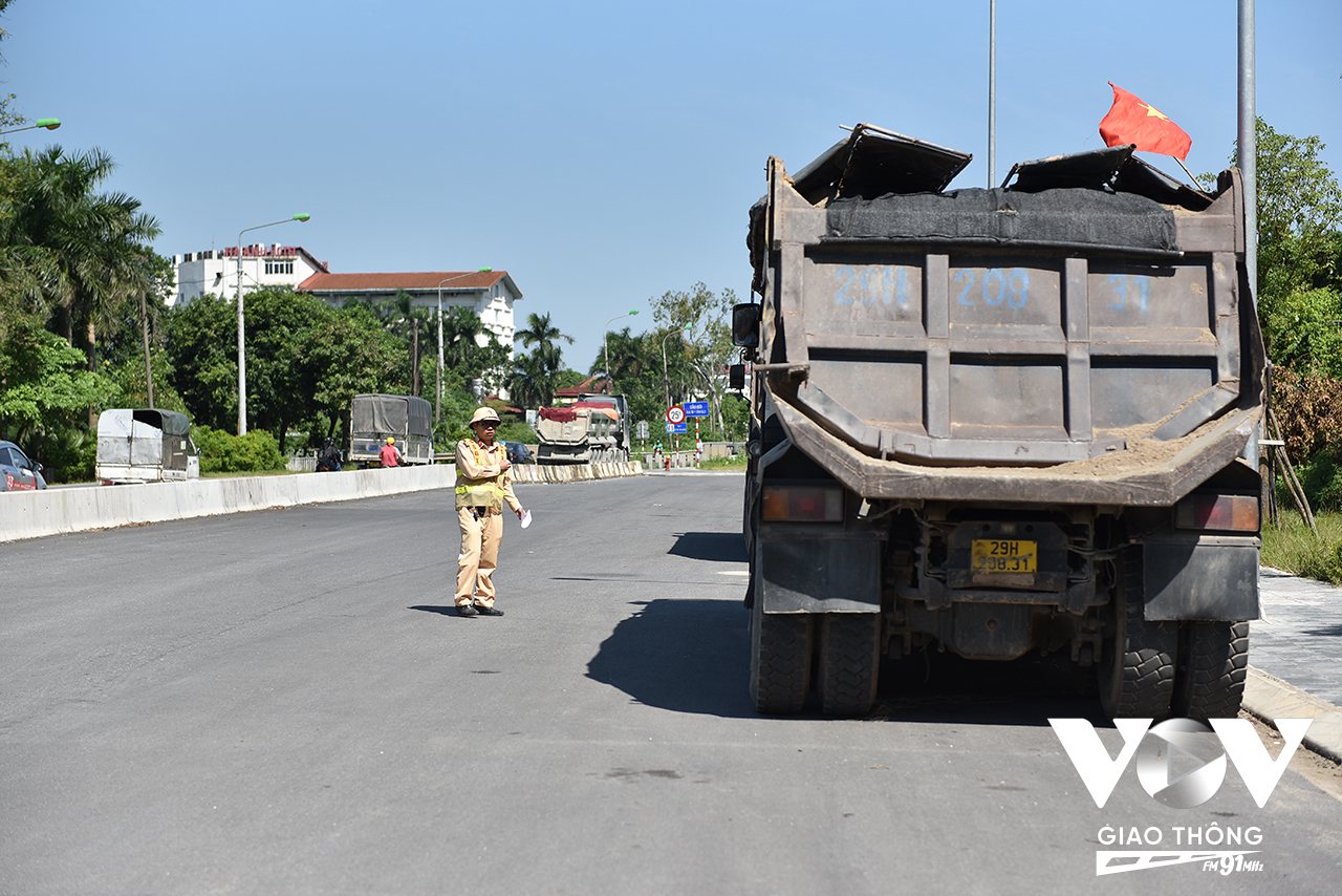 Bằng con mắt nghiệp vụ, tổ công tác phát hiện 1 trường hợp nghi chở hàng hóa quá tải trọng. Ngay lập tức, lái xe này được yêu cầu điều khiển phương tiện đến trạm cân để cân tải trọng, làm căn cứ xử phạt nếu có vi phạm.