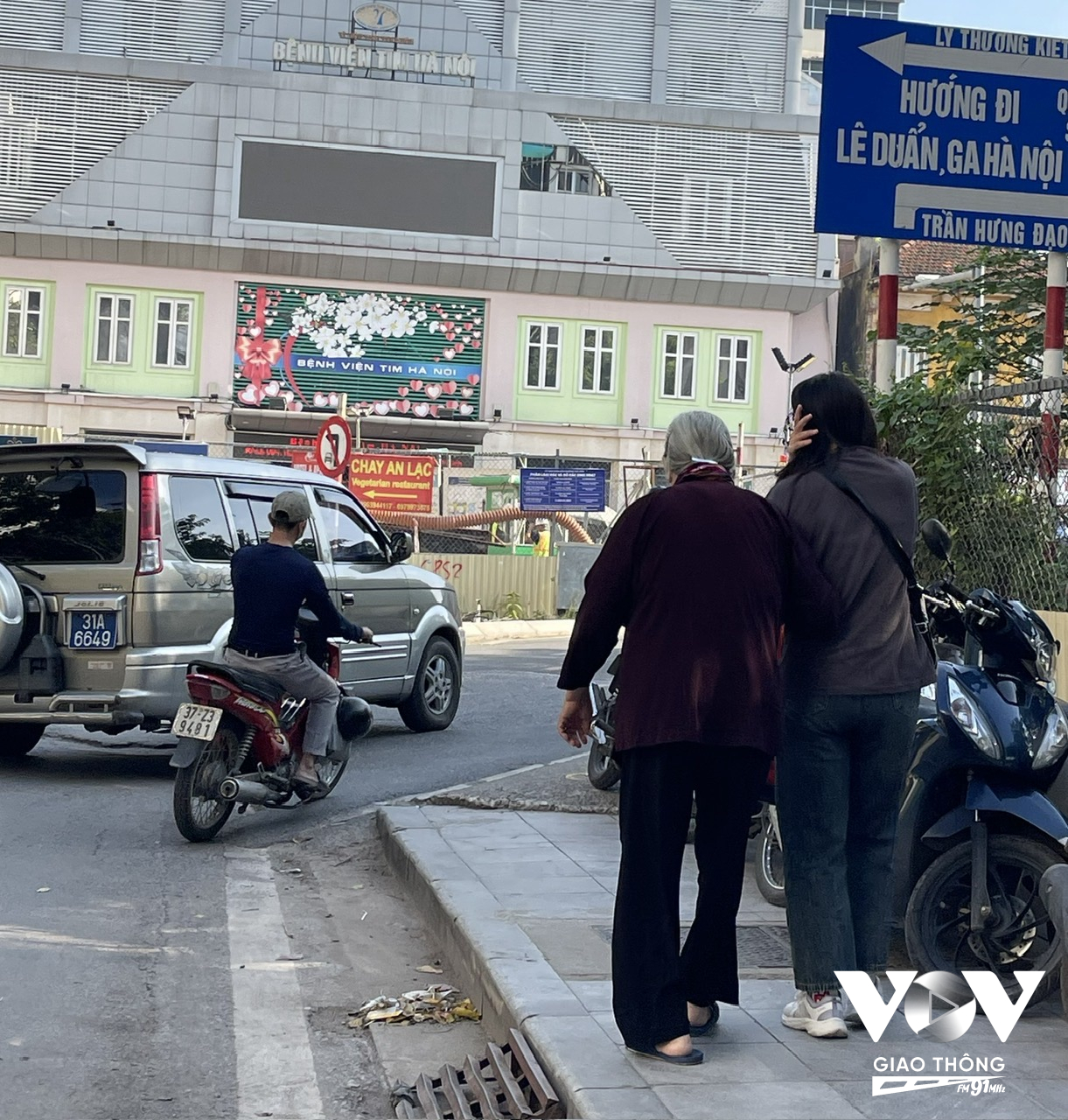 Và khi ốm đau, không phải ai cũng có người thân bên cạnh