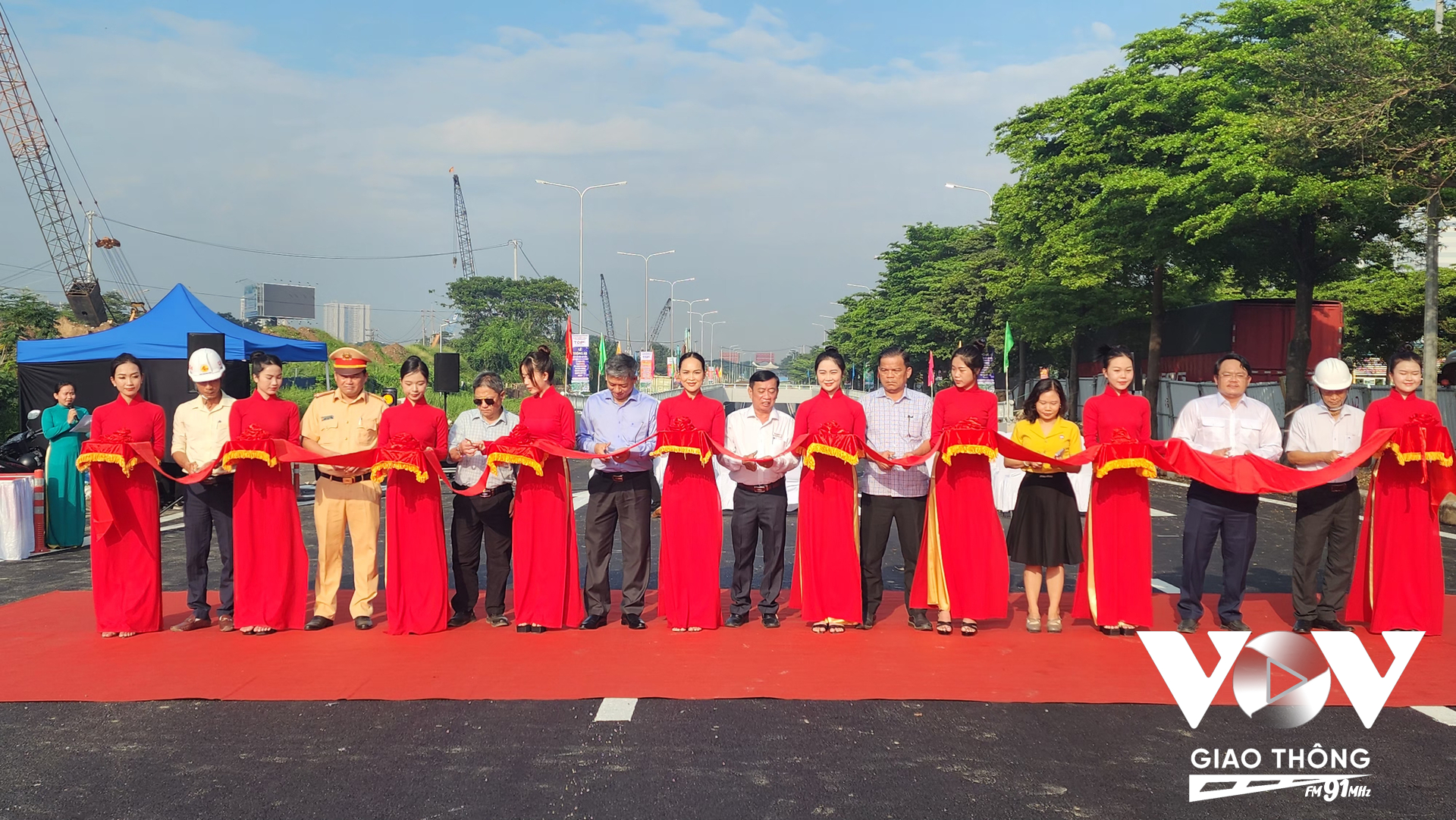 Chủ đầu tư cùng các đơn vị cắt băng khánh thành, thông xe nhánh hầm chui HC2 thuộc dự án Nguyễn Văn Linh - Nguyễn Hữu Thọ, Q.7, TP.HCM