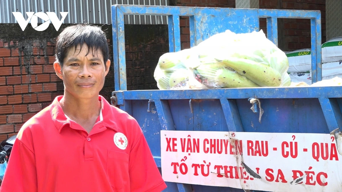 Anh Xong vẫn tươi cười cho rằng, mình đâu đã làm được gì nhiều, chỉ là kết nối tấm lòng của bà con khắp nơi trao đến người cần.