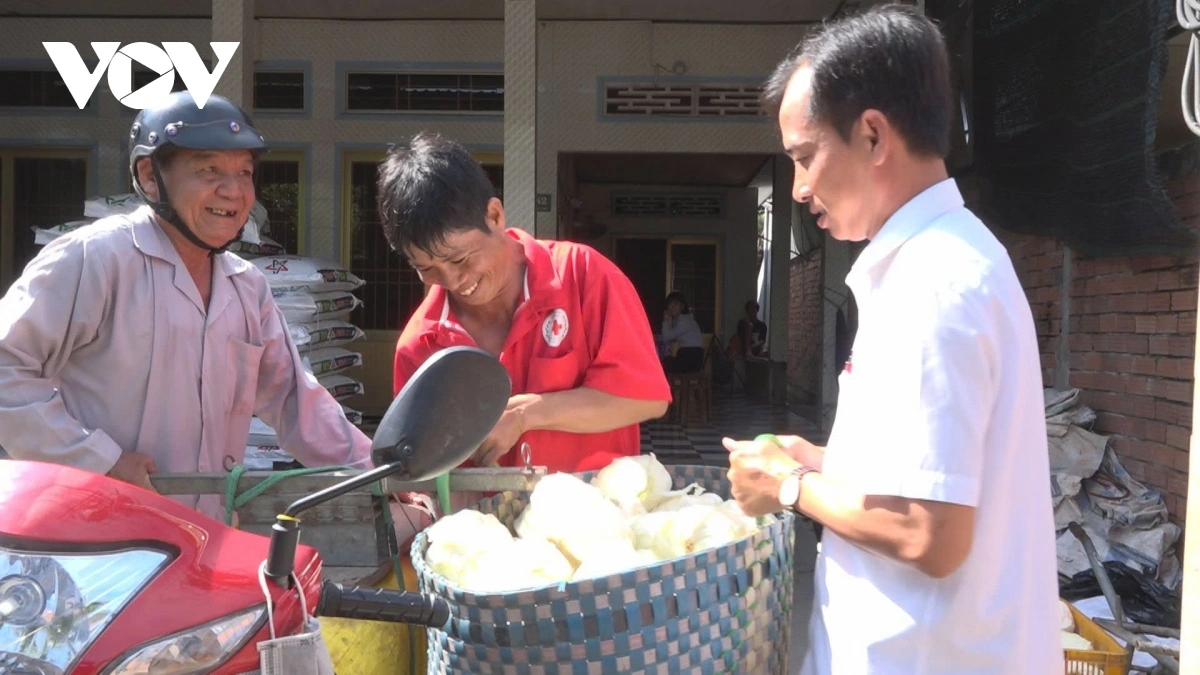 Anh Xong luôn mong muốn góp thêm chút ấm no cho những người khó, dù thức khuya dậy sớm, lái con xe ba gác mặc nắng mưa trên đường.