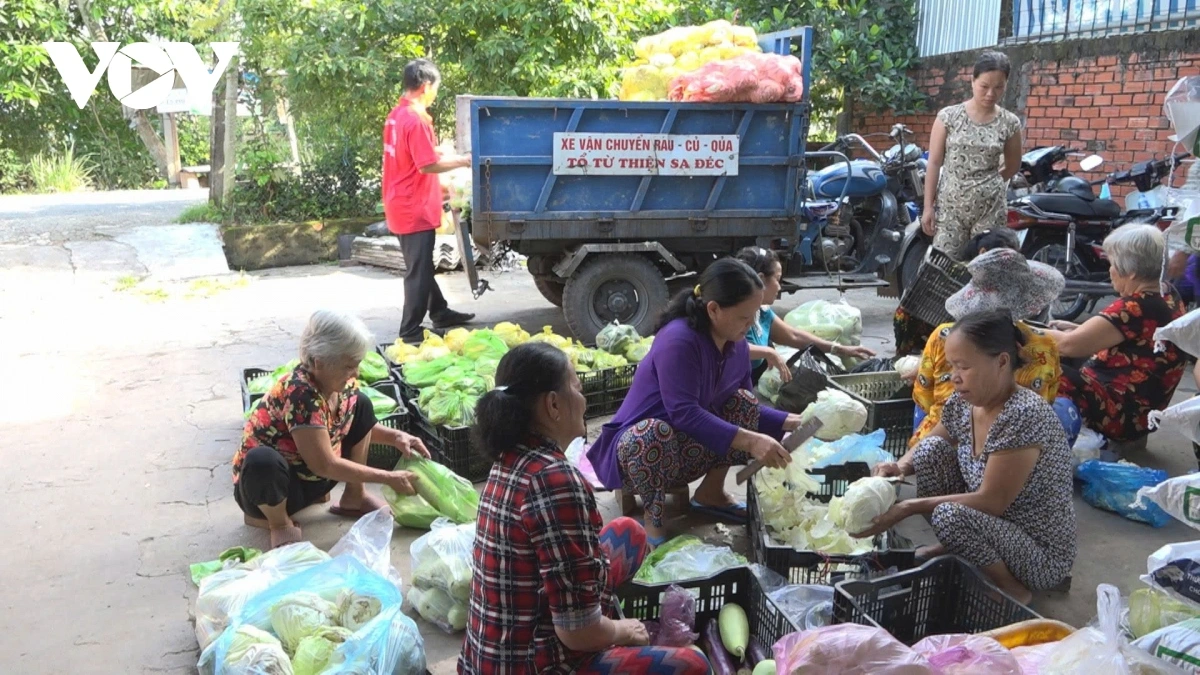 Nhiều người phụ phân loại và hỗ trợ các cô chú nấu nướng, phát cơm, cháo, nước cho người nhận tại BV đa khoa Sa Đéc.