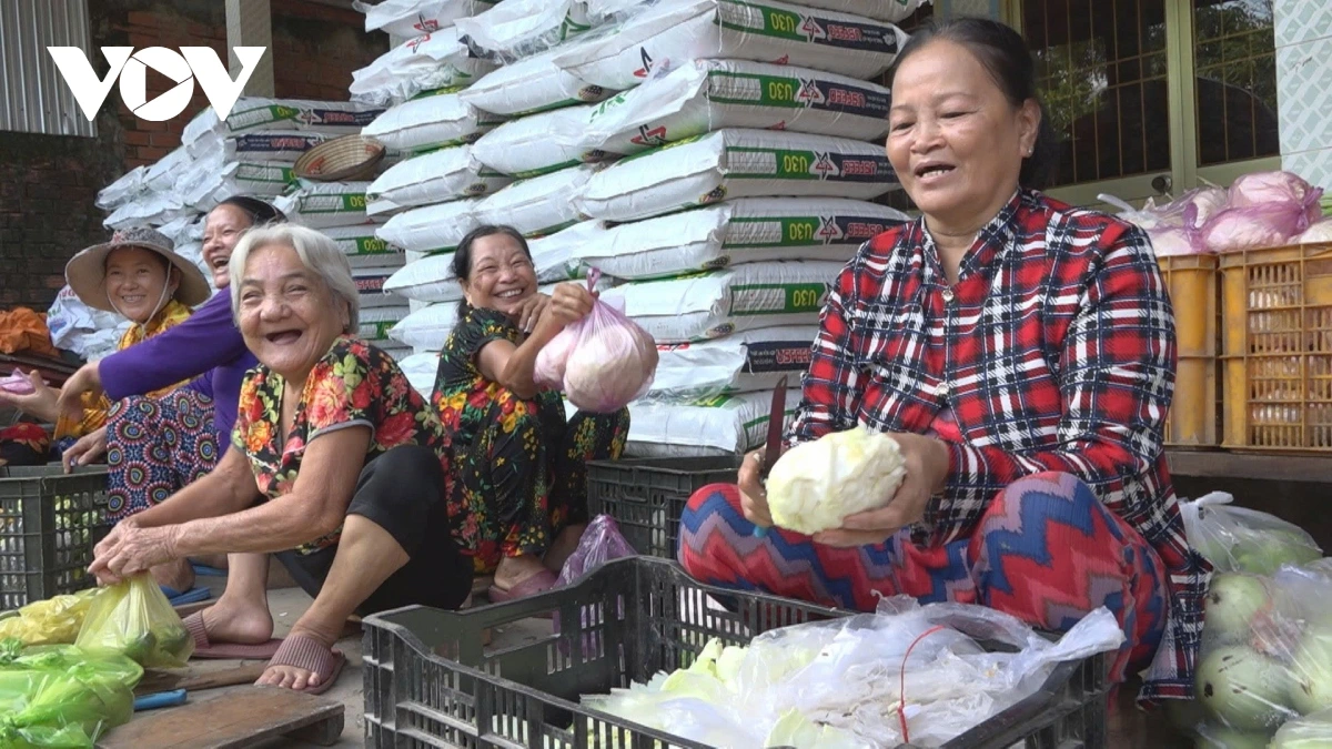 Hàng chục tình nguyện viên đã có mặt để phụ giúp nấu cháo, nước, làm cơm để kịp giờ phát cho bà con, bệnh nhân vào sáng sớm.