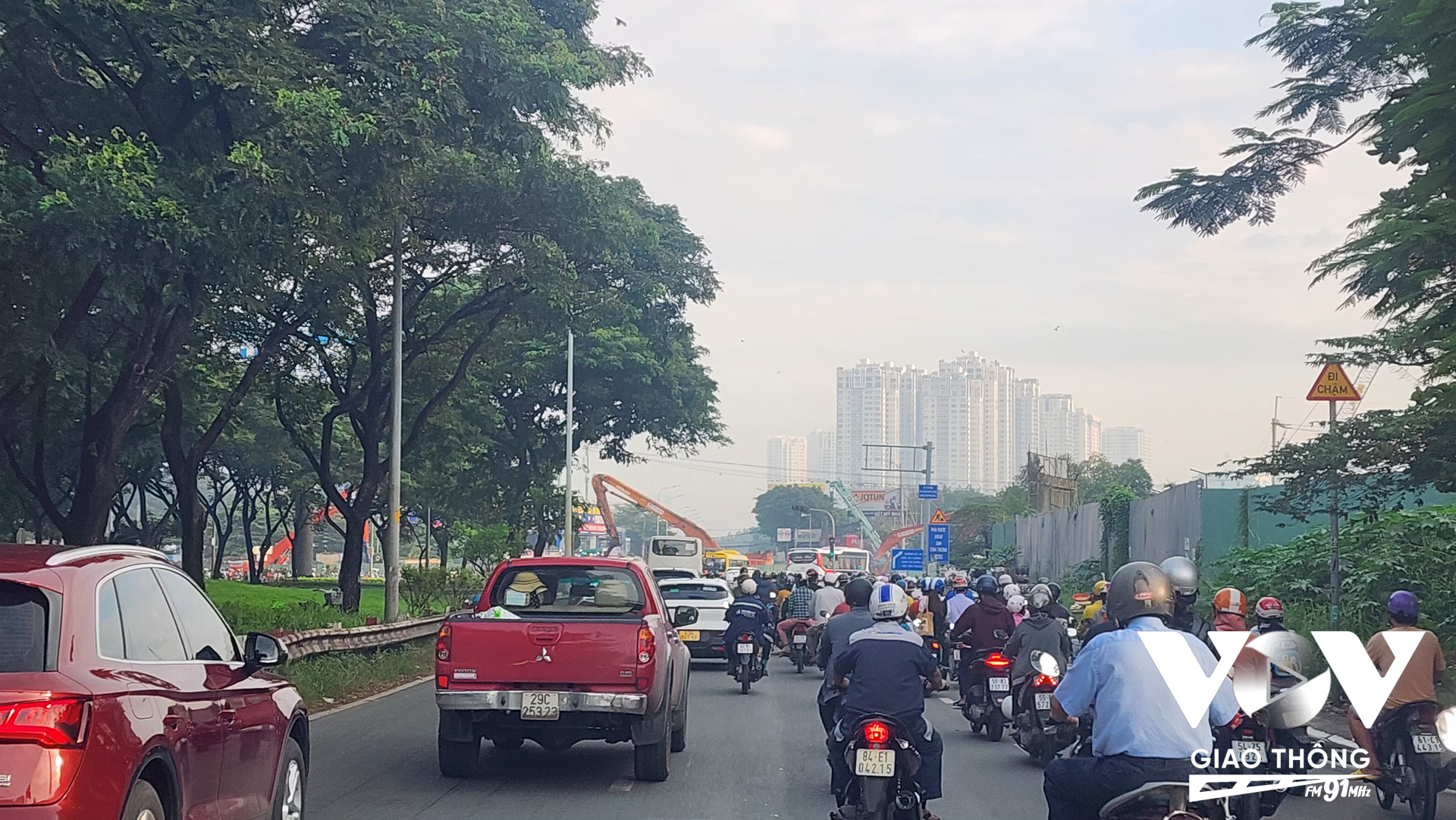 Tình hình giao thông tại nút giao Nguyễn Văn Linh - Nguyễn Hữu Thọ sáng nay sau khi thông xe nhánh hầm chui HC2