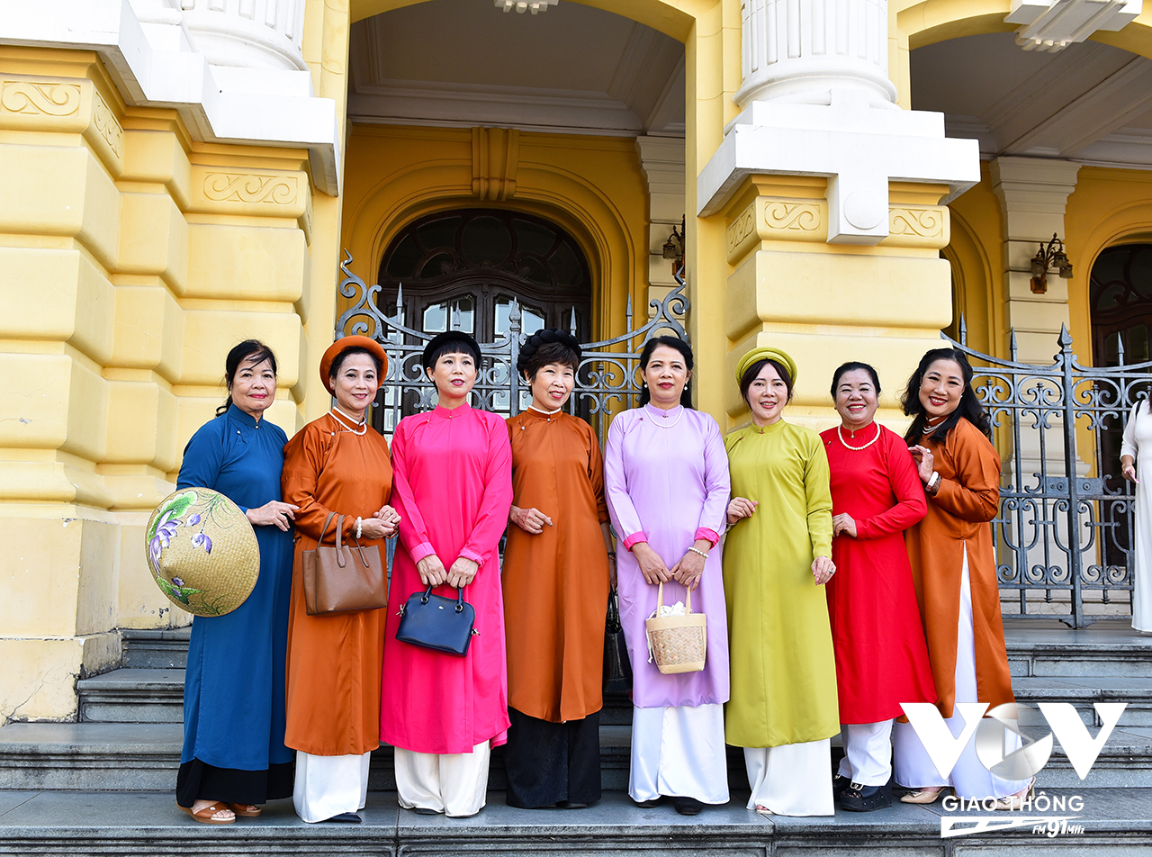 Người dân có cơ hội tham quan các điểm du lịch nổi tiếng của Hà Nội như Tràng Tiền, Hồ Gươm, Lăng Chủ tịch Hồ Chí Minh… với niềm tự hào về nét đẹp văn hóa của người Việt, biểu tượng của vẻ đẹp phụ nữ Việt Nam. Mỗi người đều mặc trang phục áo dài truyền thống rực rỡ màu sắc màu.