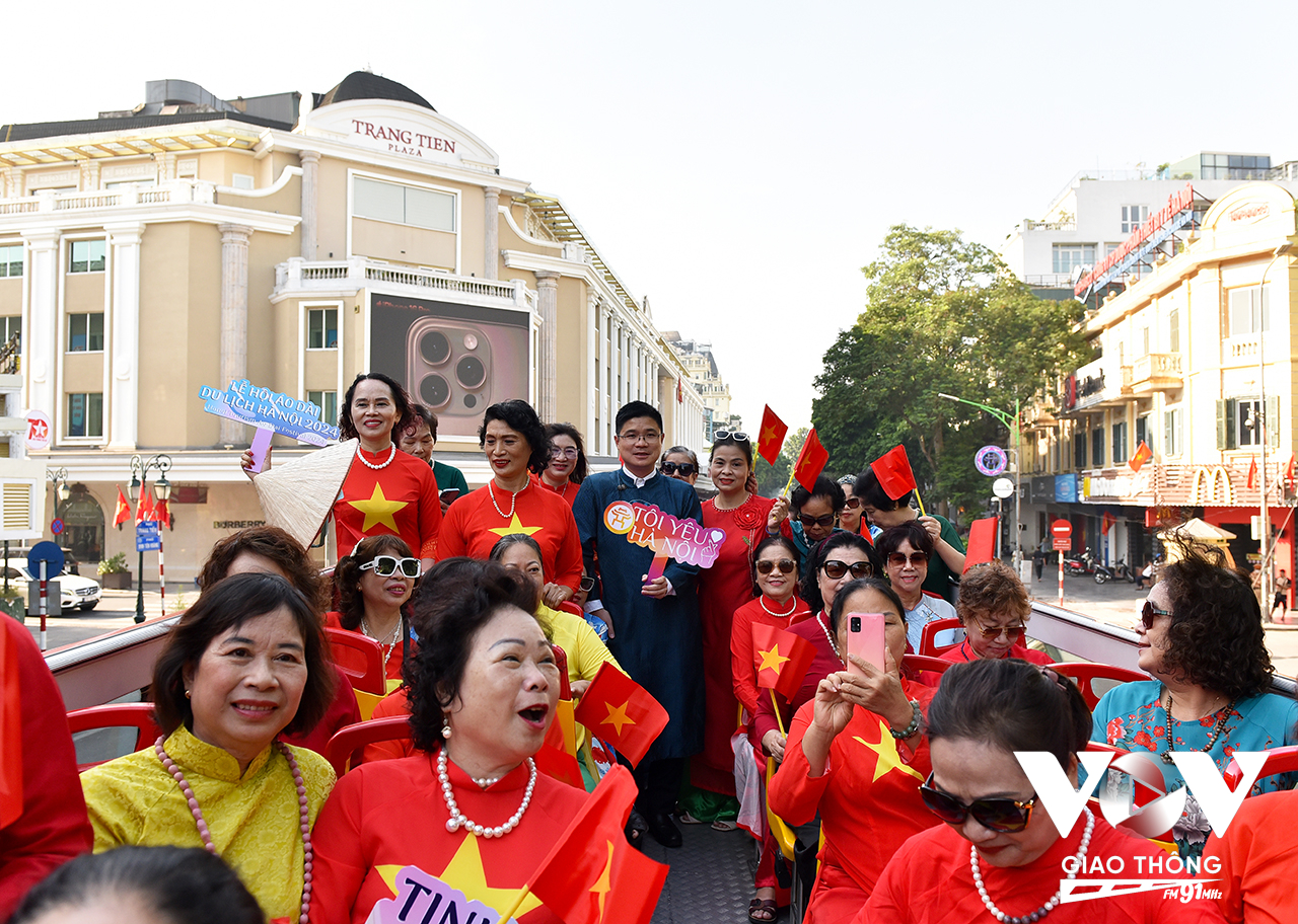 Điều đặc biệt, người dân có thể mặc áo dài truyền thồng, tham gia chuyến city bus, tham quan các điểm du lịch của Hà Nội bằng xe bus 2 tầng.