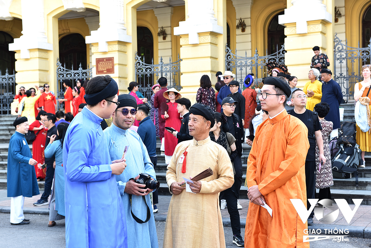 Không chỉ các bà, các chị mặc trên mình các bộ áo dài tham gia chương trình. Những ngày này, nhiều đàn ông cũng khoác lên mình bộ áo tứ thân, áo ngũ thân nhằm tôn vinh giá trị truyền thống trong những ngày mùa thu lịch sử.