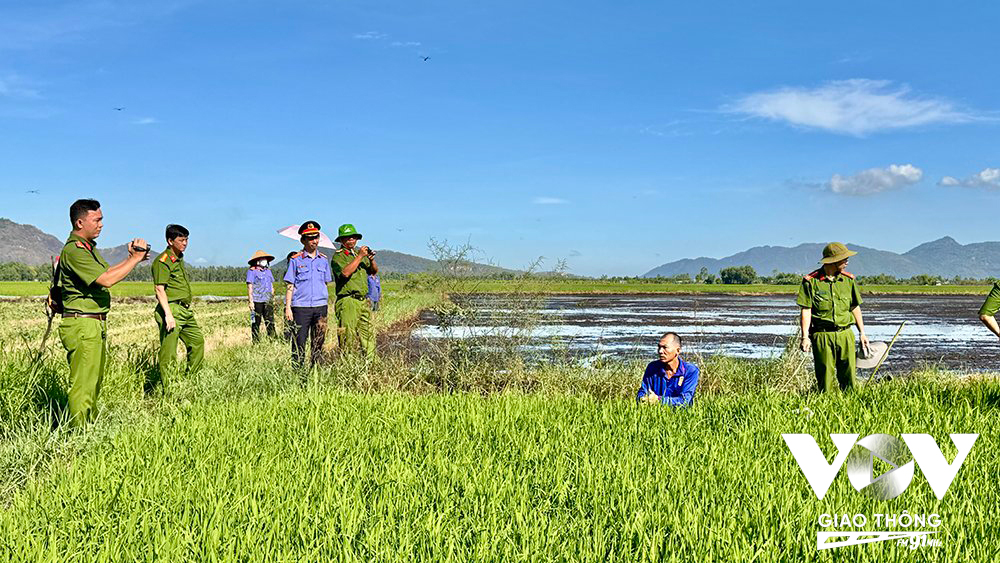 Một vụ án chết người tại An Giang, được công an tỉnh yêu cầu bị can dựng lại hiện trường.