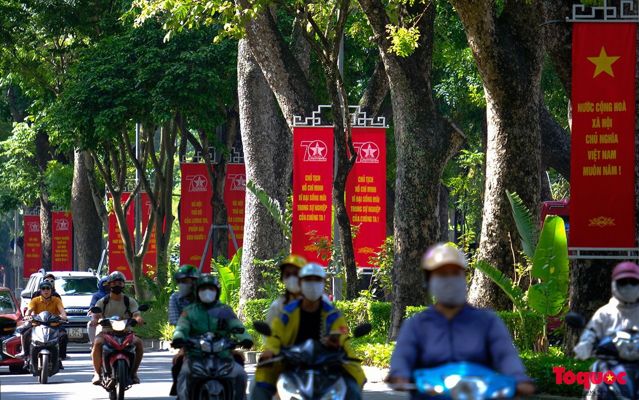 Phố phường Hà Nội được trang hoàng chào mừng kỷ niệm 70 năm Ngày Giải phóng Thủ đô - Ảnh Toquoc.vn